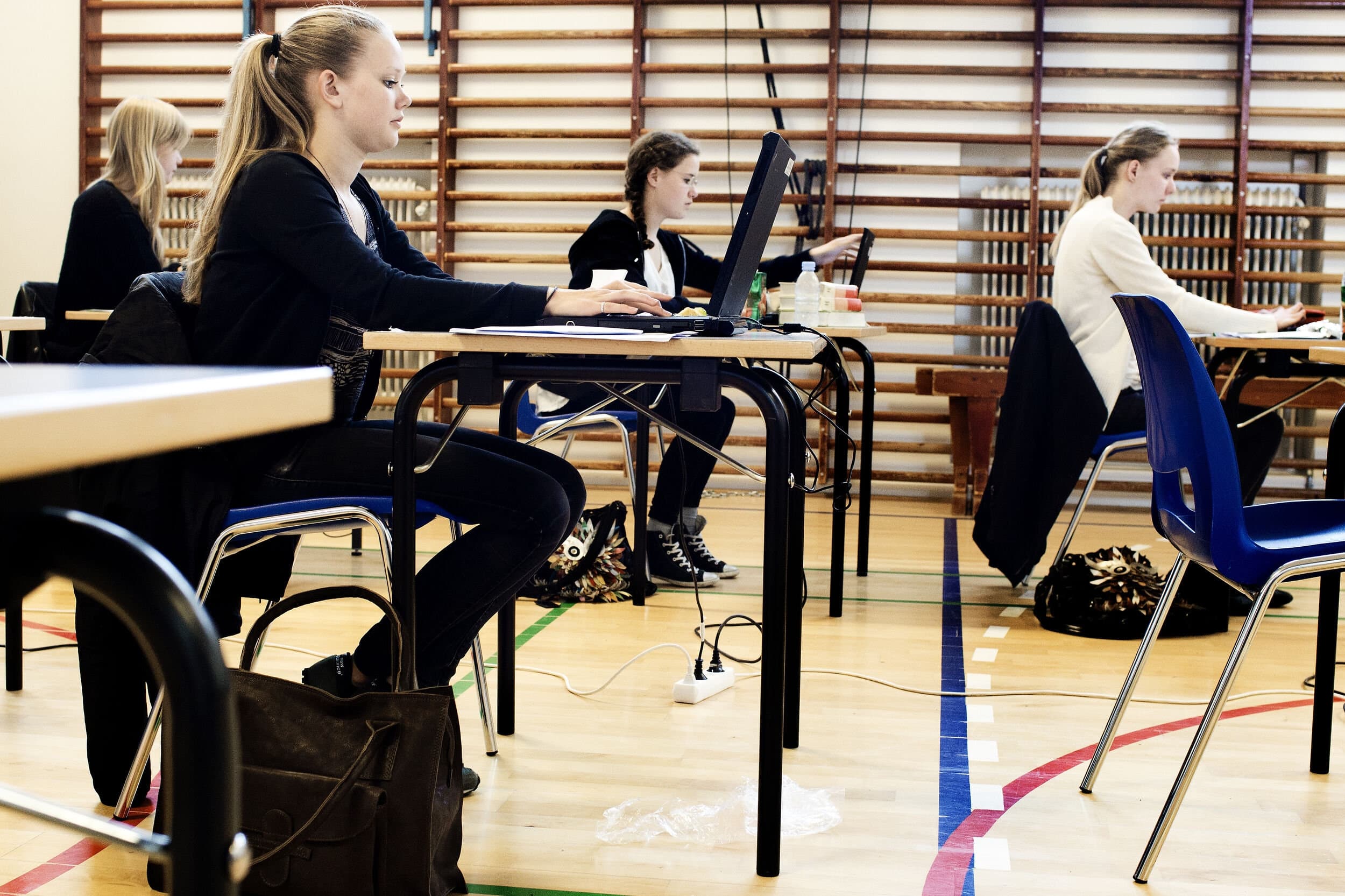 Der er alt for meget fokus på afgangseksamen i 9. klasse, mener mange elever. Regeringen er åben for forsøg med praktiske prøver, hedder det i det nye oplæg. (Arkivfoto). - 