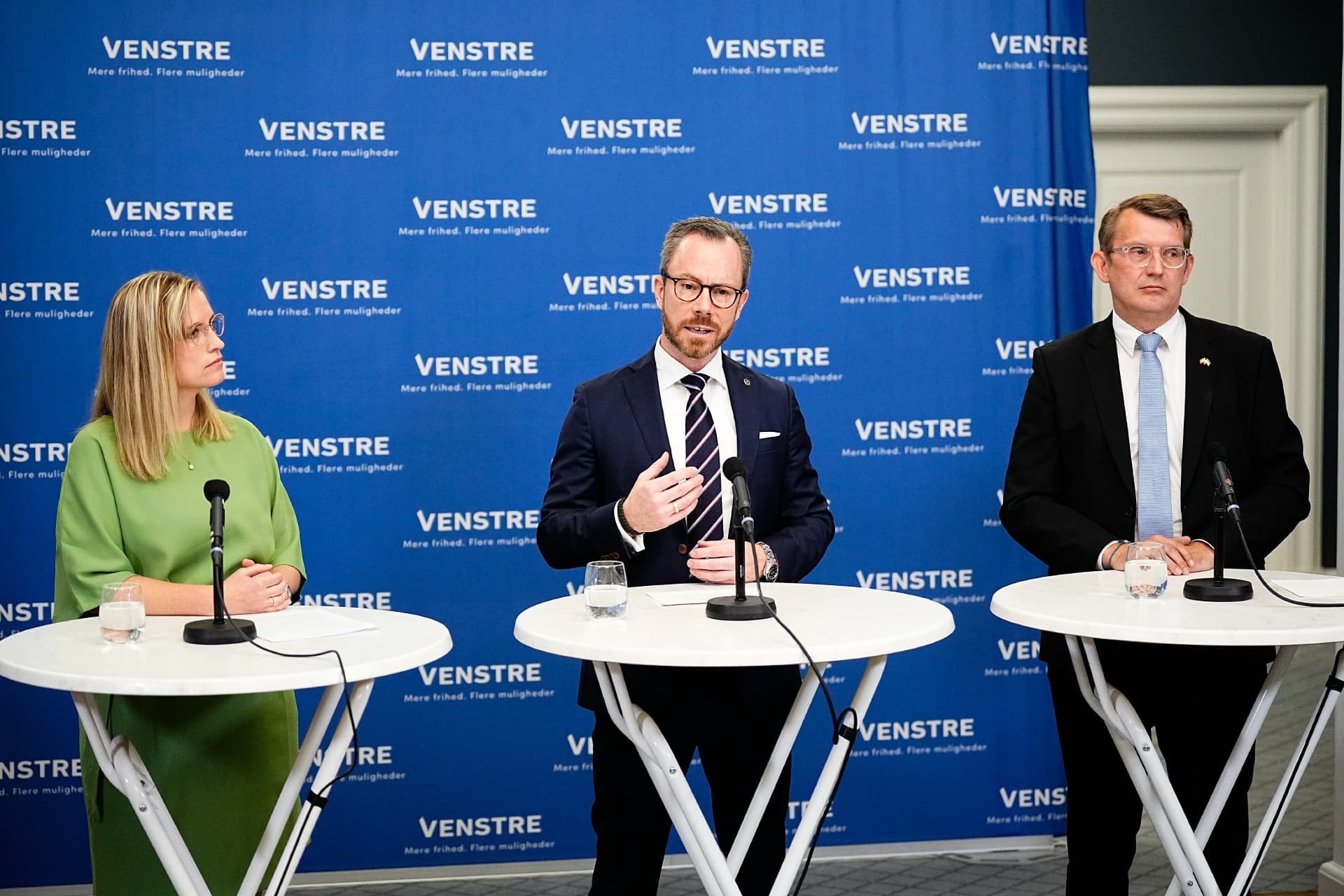 Venstres nu forhenværende frontfigur Jakob Ellemann-Jensen flankeret af sine afløsere Stephanie Lose og Troels Lund Poulsen.