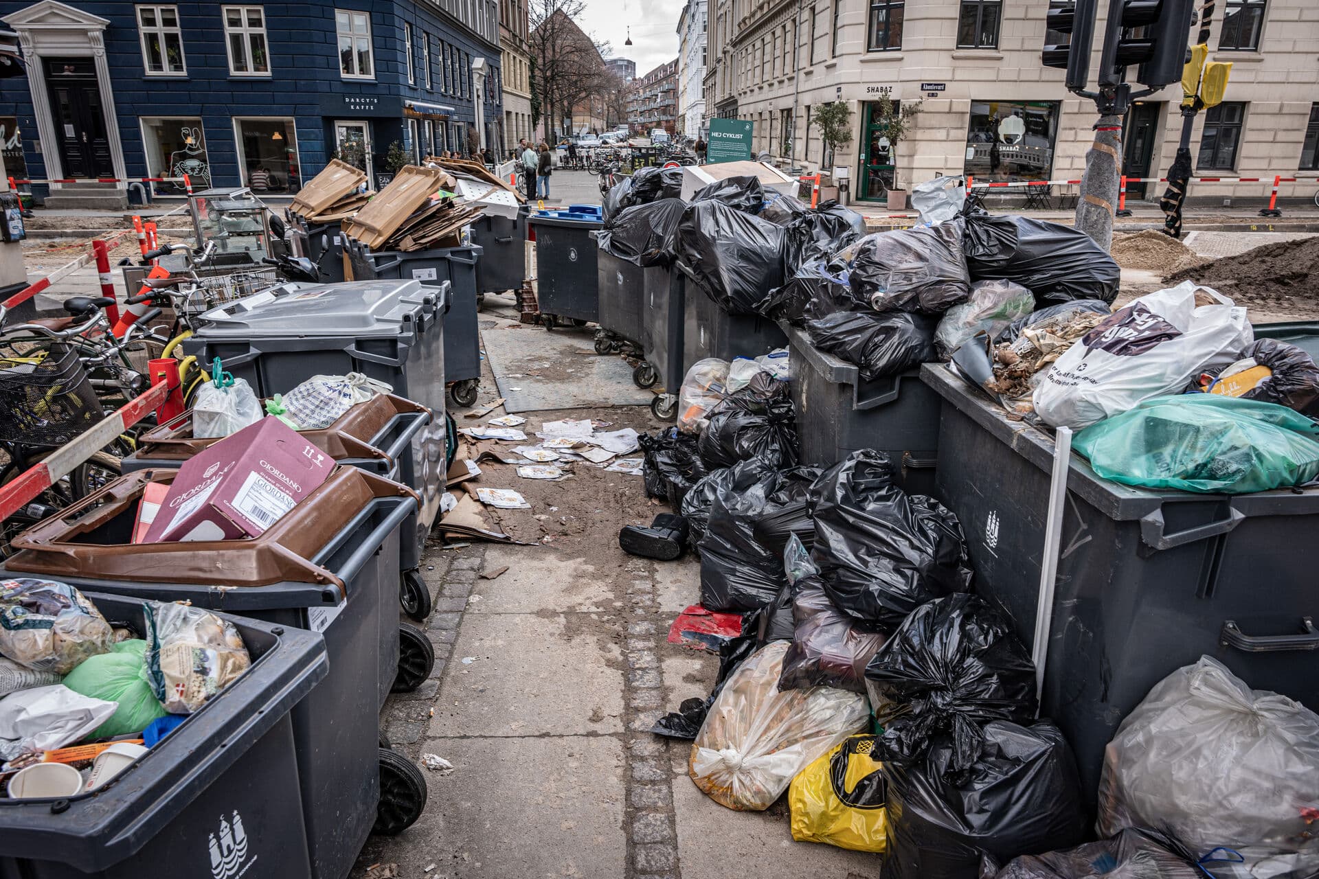 Renovationsarbejdere er et del af gadebilledet, men bliver ikke rigtig lagt mærke til. Først når arbejdet ikke bliver gjort, kan alle se hvad det betyder. Foto taget efter to ugers arbejdsnedlæggelse i København i foråret.