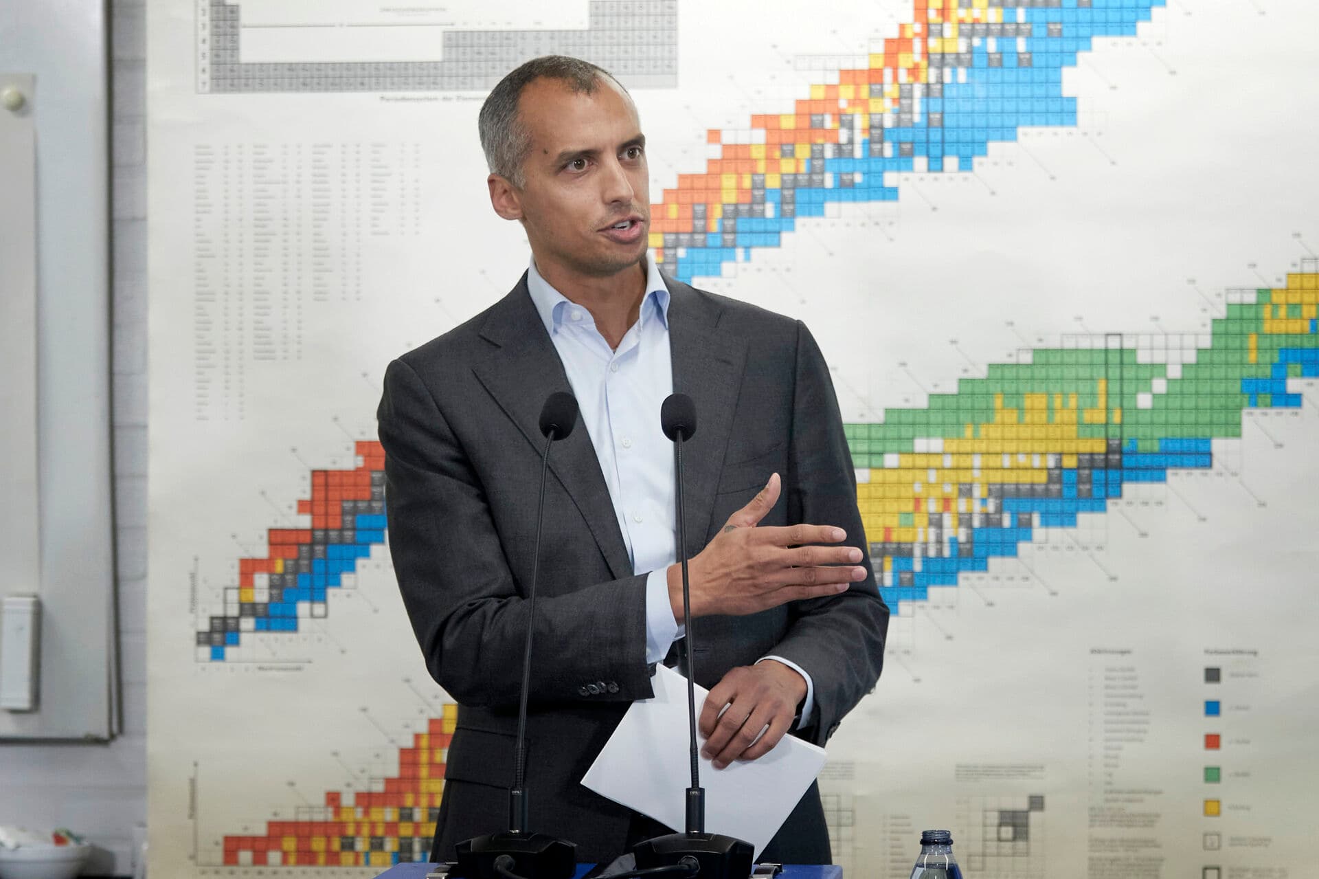 Børne- og undervisningsminister Mattias Tesfaye (S) fremlægger regeringens forslag til fremtidens folkeskole på et pressemøde i fysiklokalet på Mosedeskolen i Greve.