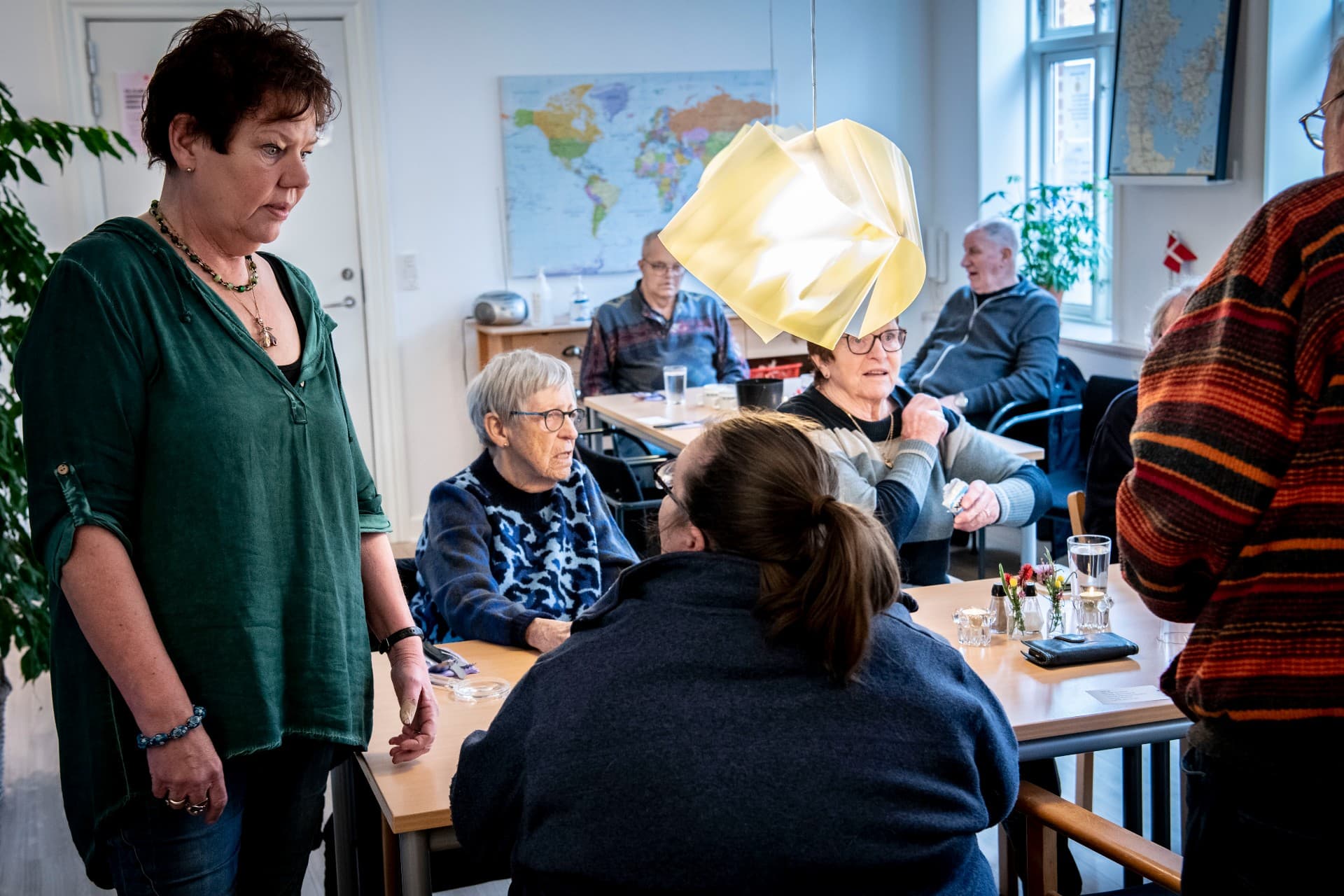 Frivillige hos bl.a. Røde Kors flere og flere opgaver i samarbejde med kommunerne, spørgsmålet er, om de frivillige skal supplere eller erstatte den kommunale velfærd?