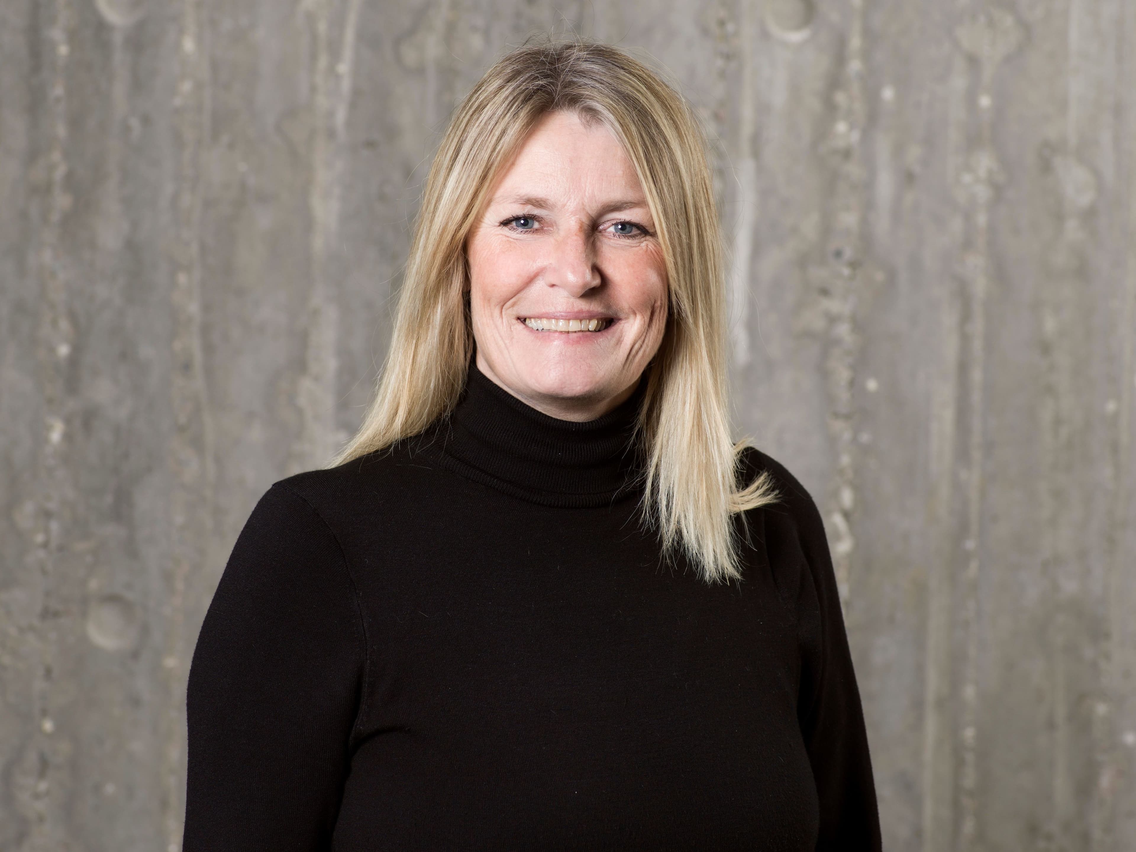 De seneste to år har økonomisk og budgetmæssigt været sværere, end Frederikshavns borgmester Birgit Stenbak Hansen (S) havde forudset: - Jeg kan ikke gemme mig bag, at jeg er ny. Jeg har gennem ni år været med til at reducere budgettet med en pct. hvert eneste år, siger hun.