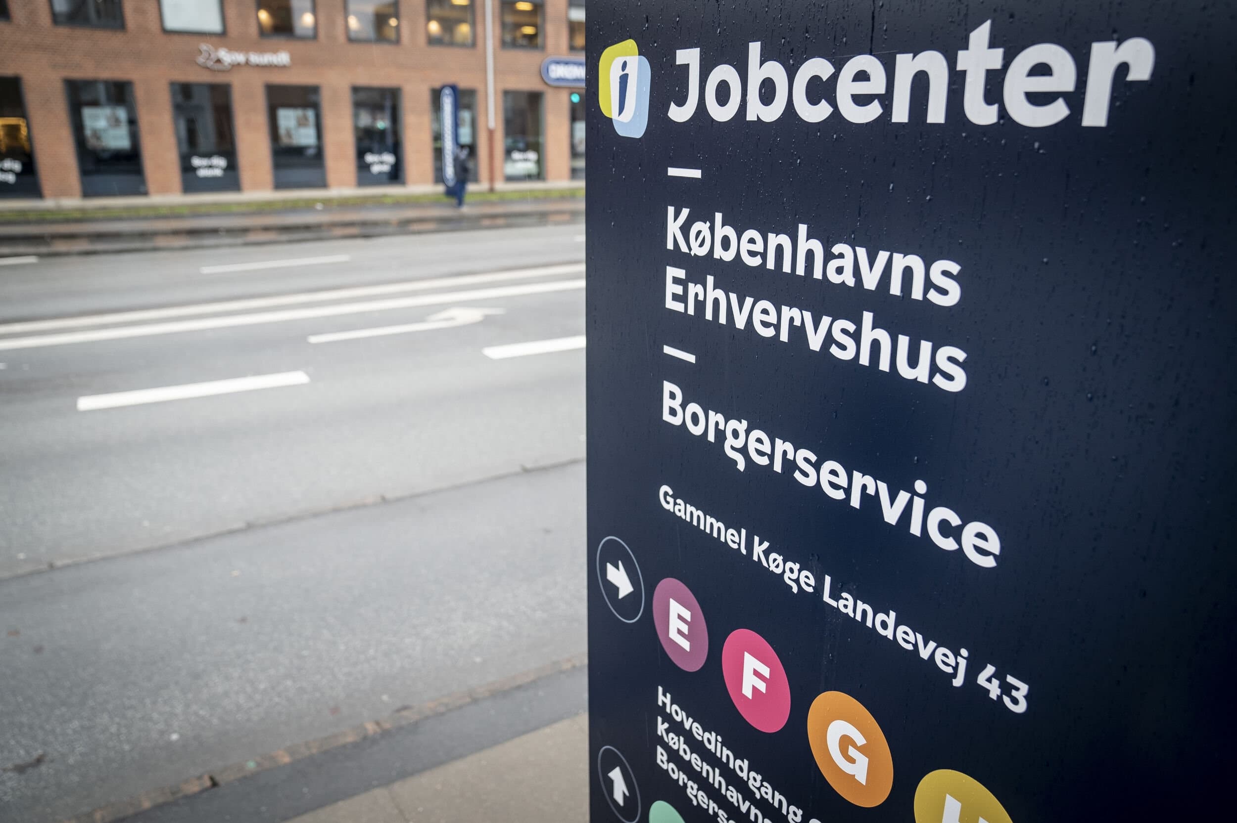 Regeringen præsenterede sidste år ideen om at nedlægge jobcentrene. Det har skabt uro i kommunerne. Nu kommer de seks største med forslag til besparelser. 