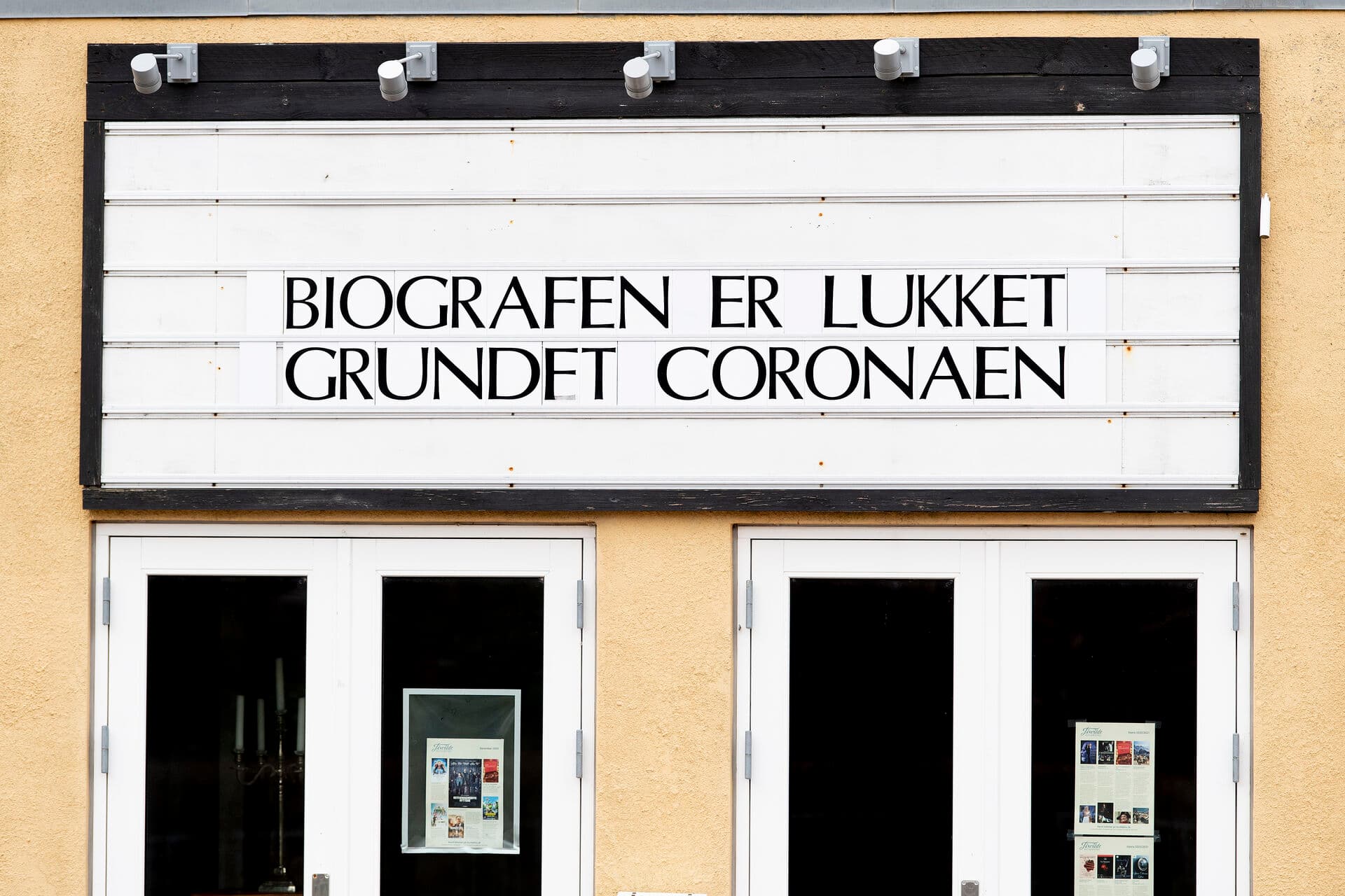 Under nedlukningerne udbetalte staten flere milliarder kroner til kulturlivet. Kontrollen for svig og svindel fortsætter stadig og har medført flere politianmeldelser og tilbagebetalingskrav.