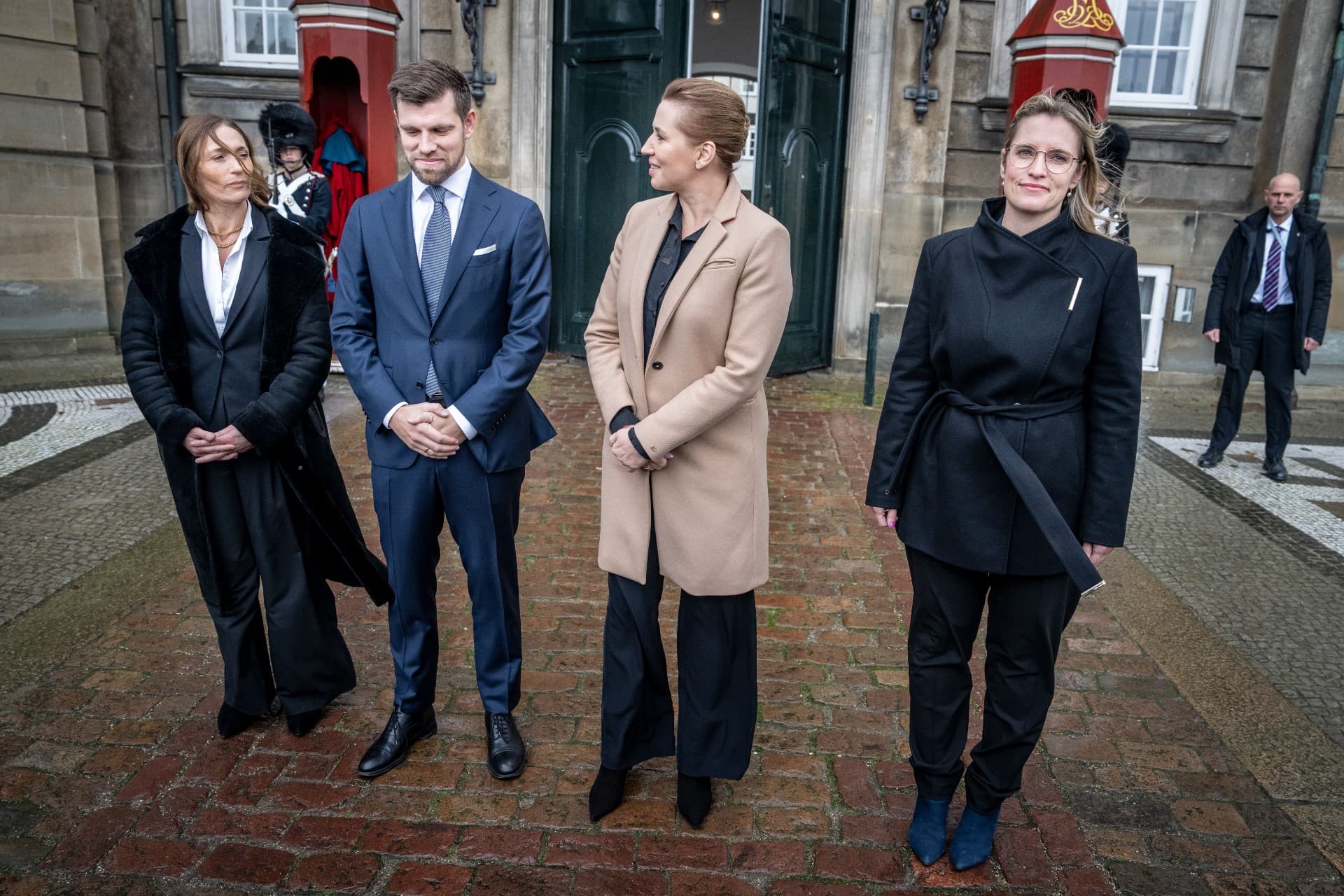 De nye ministre Mia Wagner og Morten Dahlin sammen med statsminister Mette Frederiksen ved præsentationen uden for Amalienborg. Til højre Stephanie Lohse, der vender tilbage som økonomiminister.