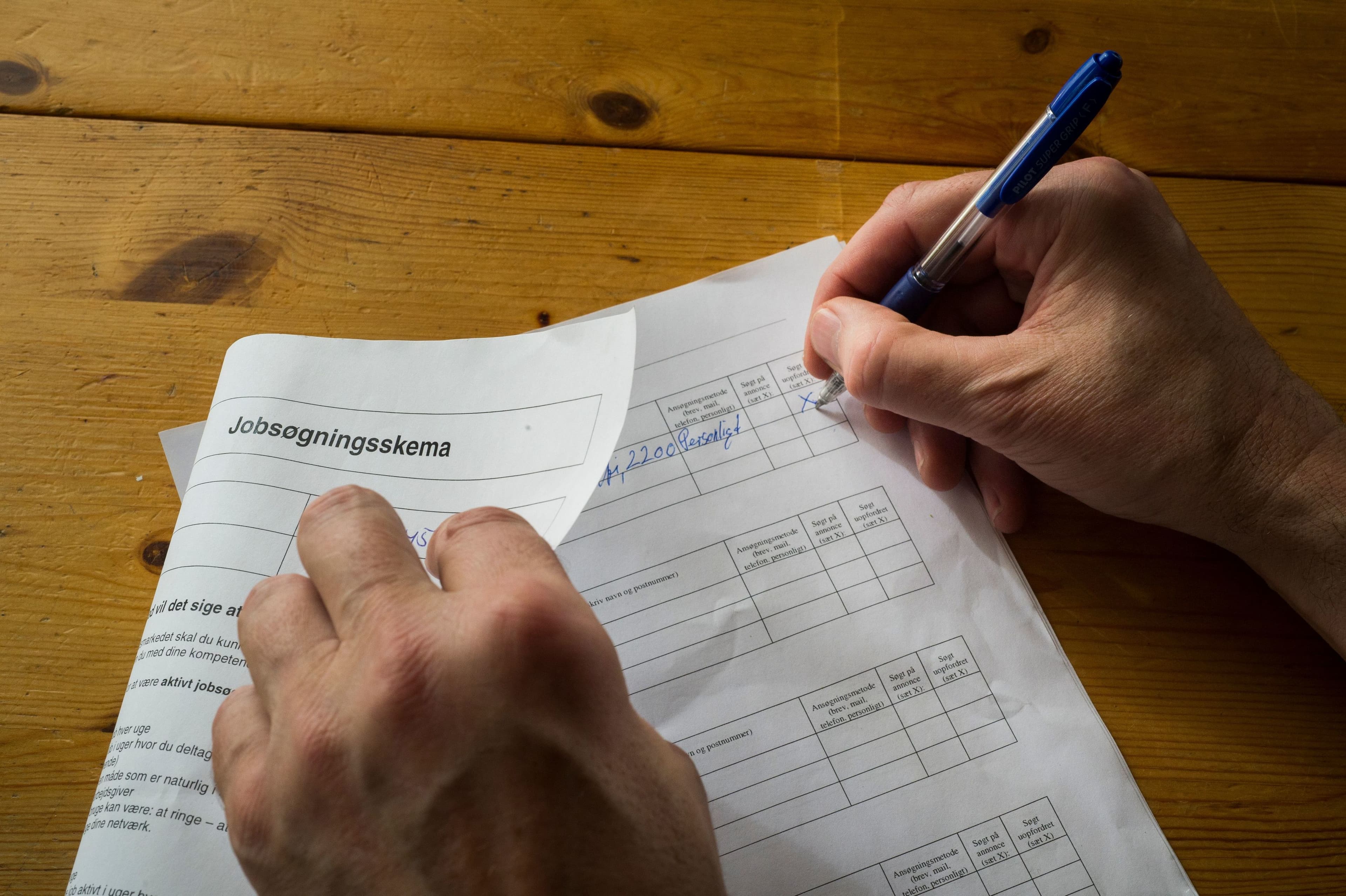 Flere kommuner lader sagsbehandlere anonymisere underskrifter for at beskytte dem. 