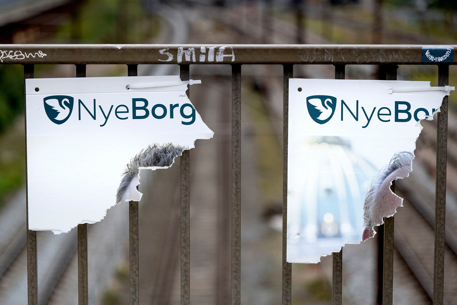 Hærværk mod Nye Borgerliges valgplakater i København, onsdag d. 10. november 2021. 45 procent af kandidaterne til kommunalvalget 2021 har i en undersøgelse fra Institut for menneskerettigheder svaret, at de har oplevet chikane eller trusler. Det gælder blandt andet hærværk mod valgplakater, hadefulde kommentarer på sociale medier eller chikanerende tilråb.