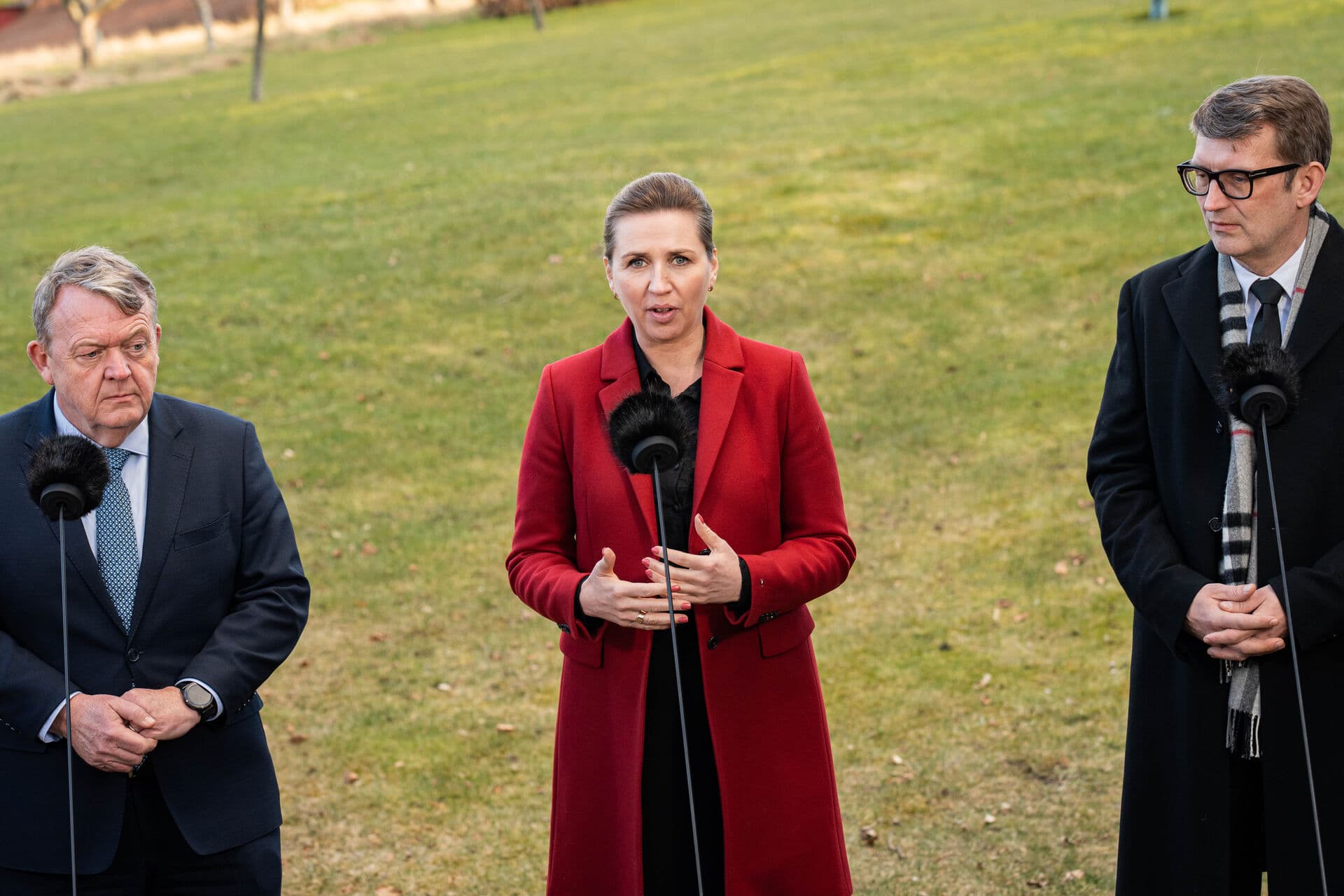   Statsminister Mette Frederiksen (S), udenrigsminister Lars Løkke Rasmussen (M) og forsvarsminister Troels Lund Poulsen (V) kan se frem til et broget år med store udfordringer. 
