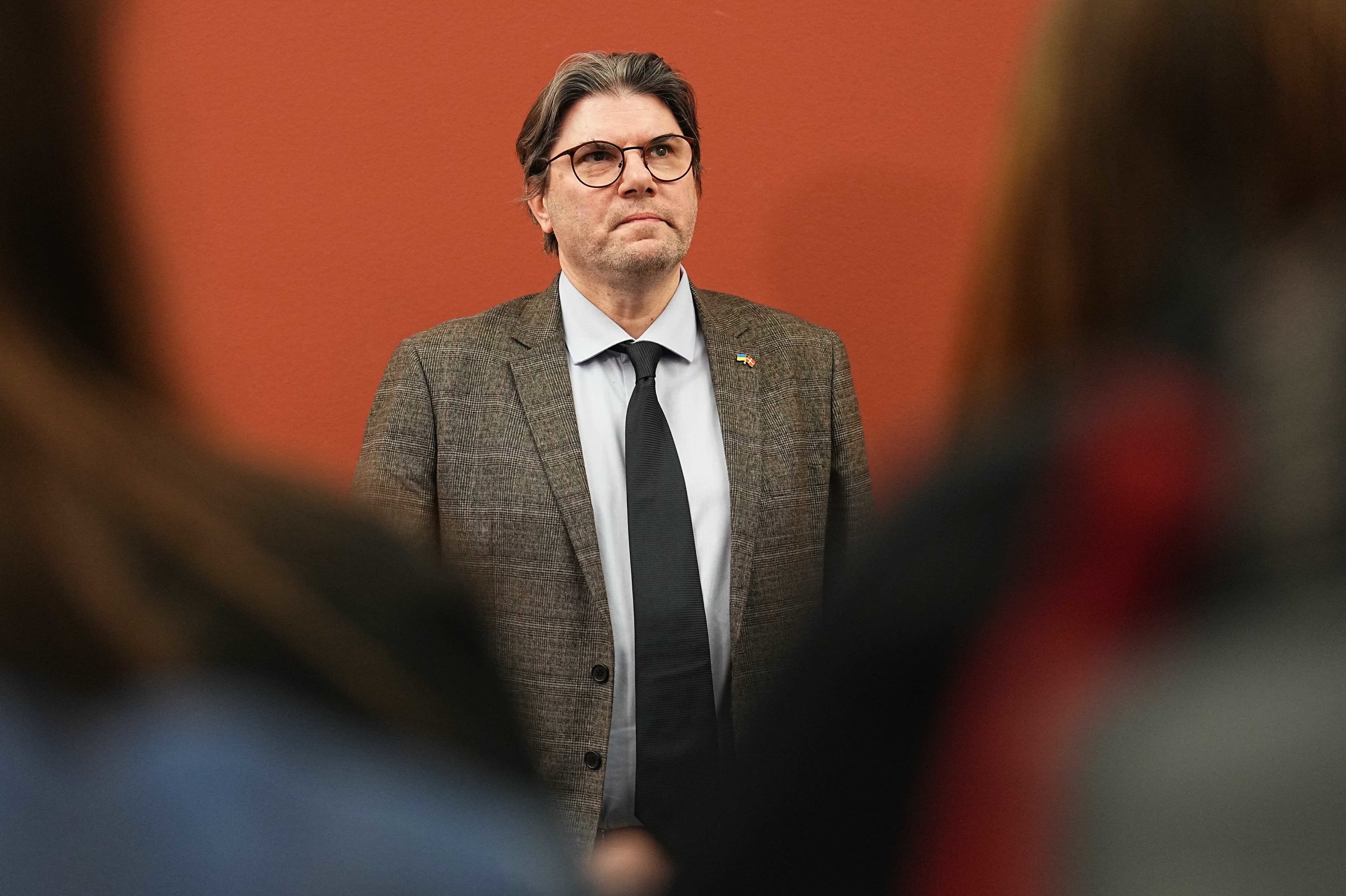 Mads Fuglede forklarede tirsdag på et pressemøde, at han ikke længere kunne stå på mål for politik, som han er dybt uenig i. Særligt har han haft svært ved at argumentere for, at Venstre og regeringen vil indføre en CO2-afgift på landbruget, hvilket mange i baglandet - og særligt i Vestjylland, hvor han var opstillet - er imod. 