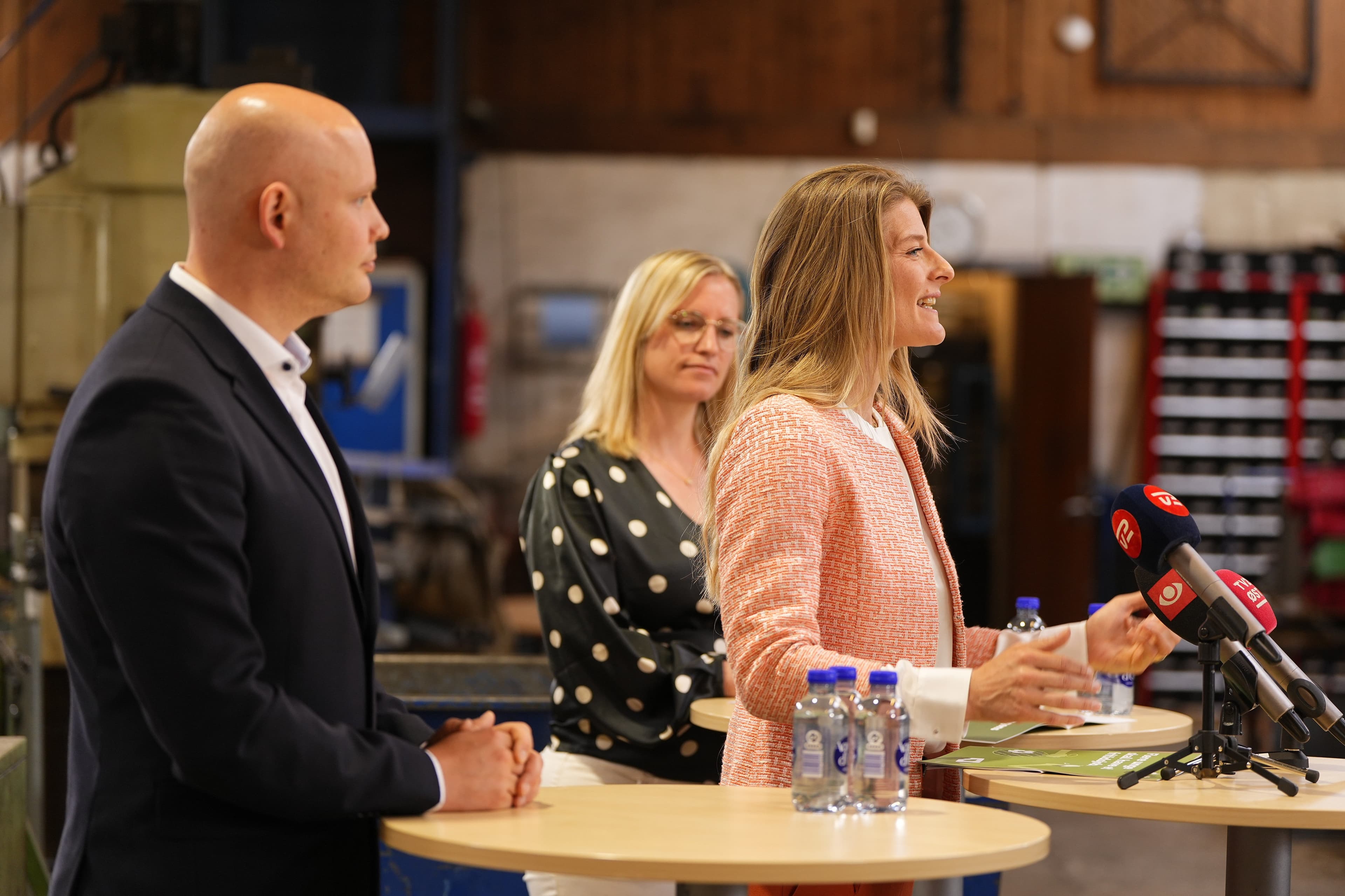 Regeringen præsenterede mandag et udspil, der skal få flere unge i fritidsjob. Her ses beskæftigelsesminister Ane Halsboe-Jørgensen (S) til højre sammen med kulturminister Jakob Engel-Schmidt (M), som ses til venstre, og økonomiminister Stephanie Lose (V).