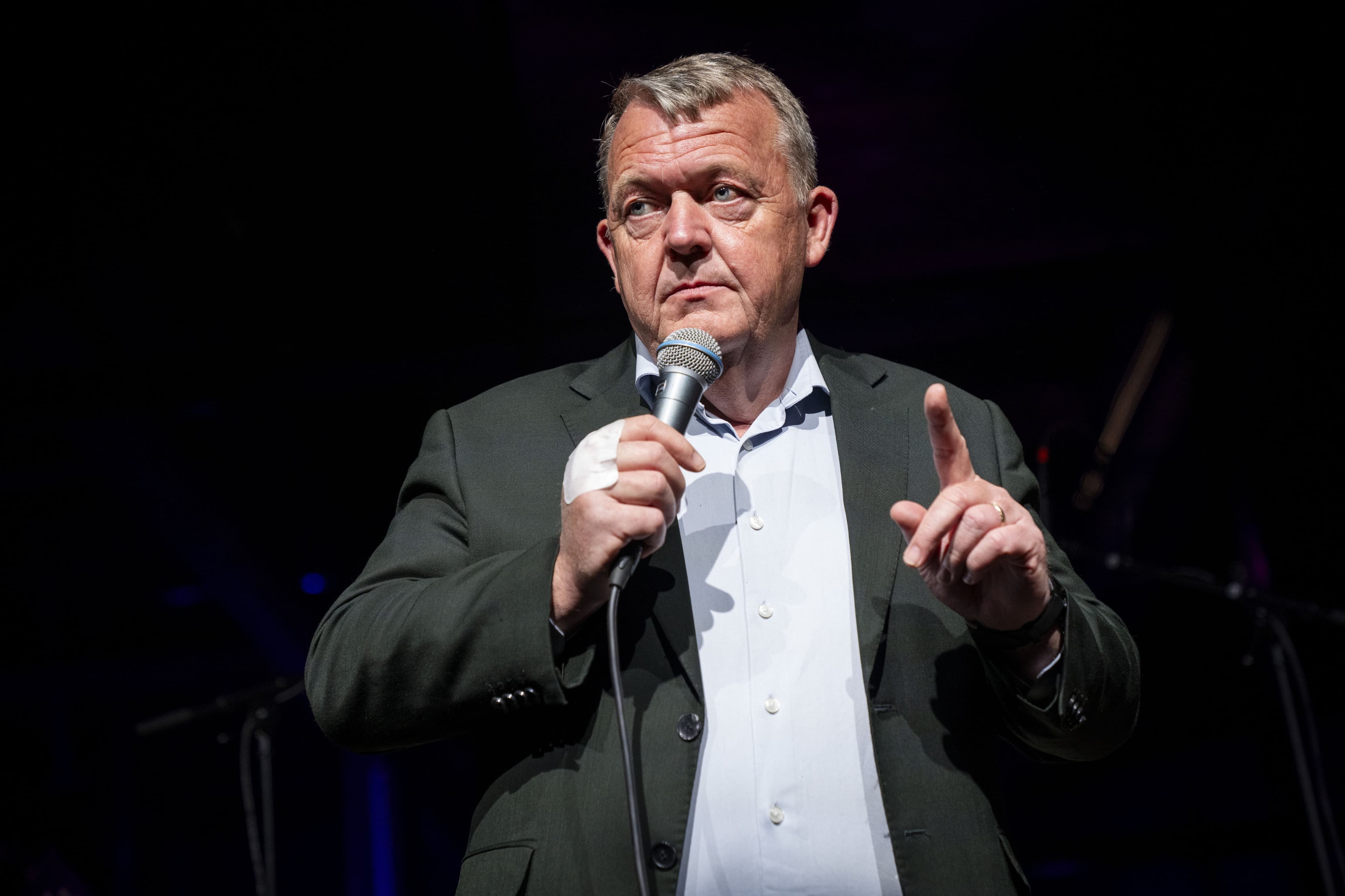SVM-regeringen er nødt til at sætte sig kollektivt ned og tænke på, hvordan den kan revitalisere sit politiske arbejde og holde sig relevant, sagde Moderaternes formand, udenrigsminister Lars Løkke Rasmussen, efter EU-valget, som han kaldte en løftet pegefinger fra vælgerne.