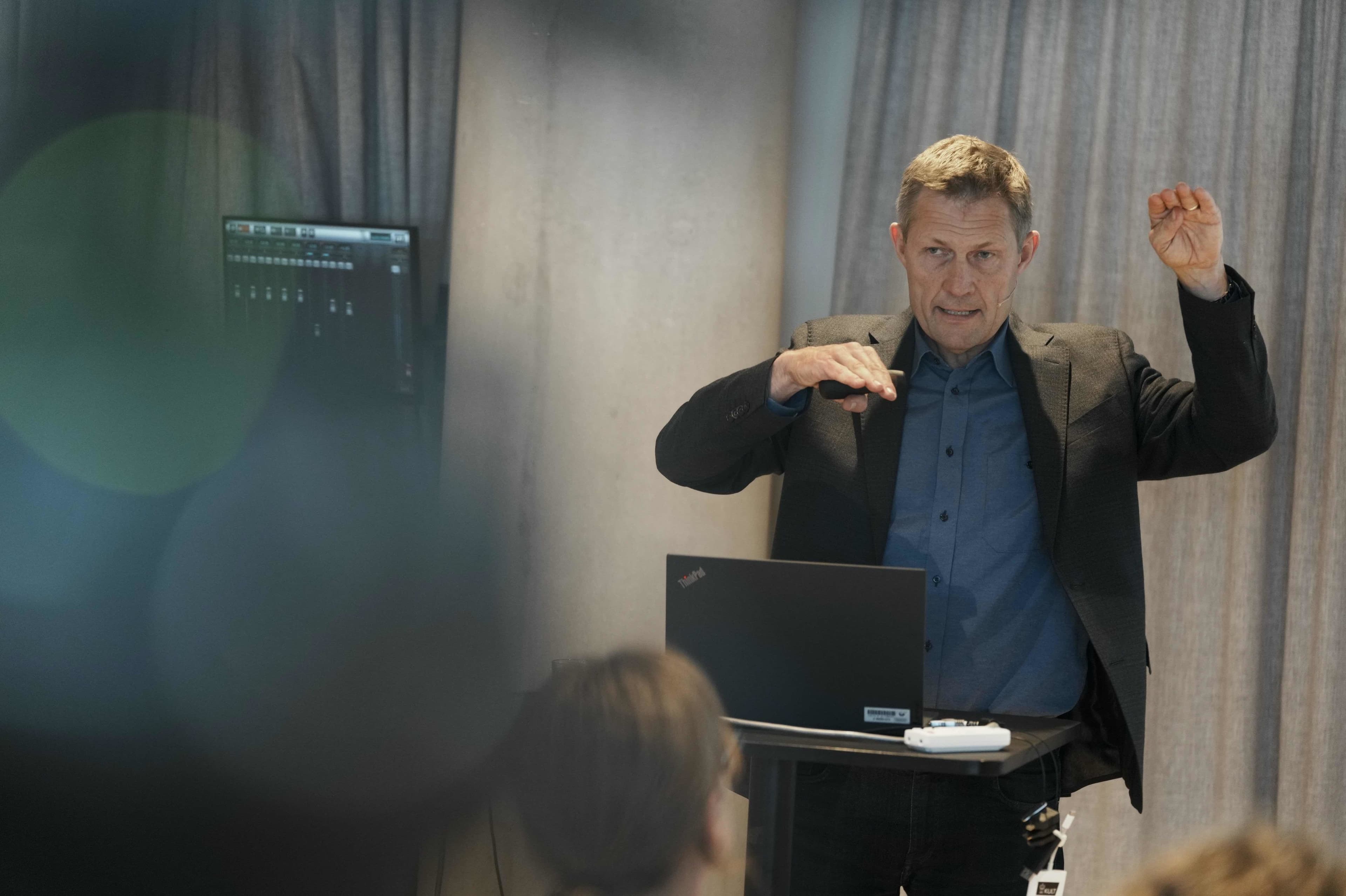 Formanden for ekspertgruppen Claus Thustrup Kreiner præsenterer gruppens anbefalinger til en reform af beskæftigelsessystemet, der skal spare tre mia. kr. årligt fra 2030. 