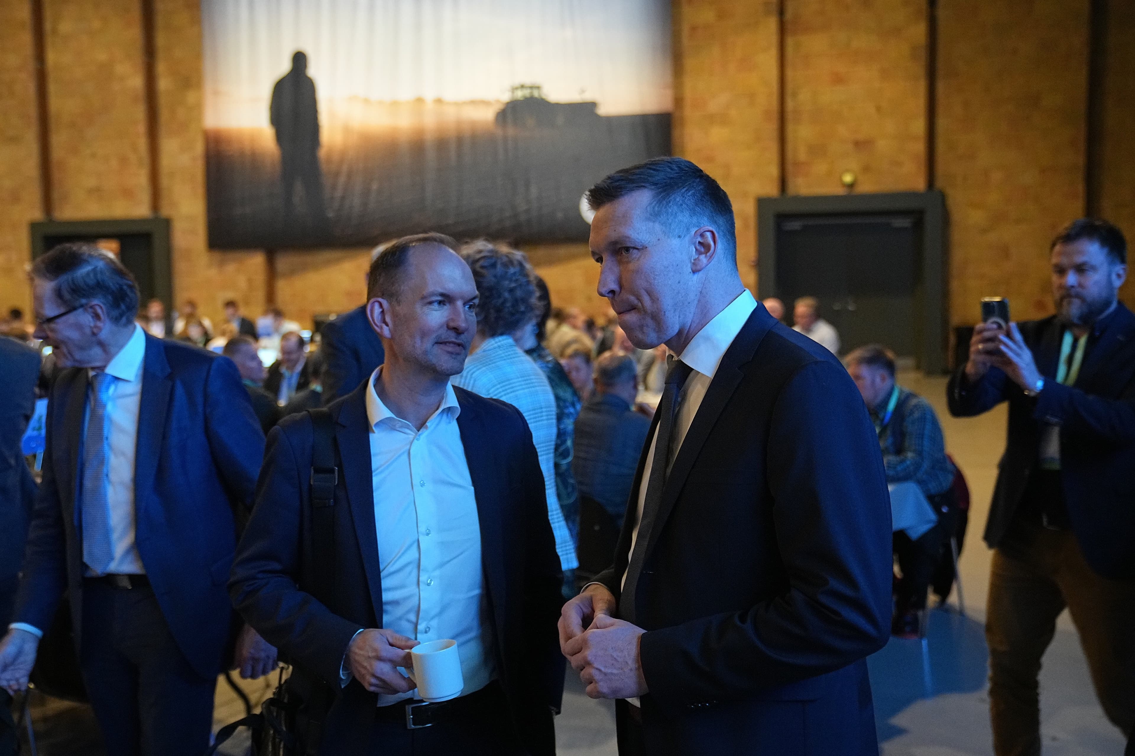 Stemningen var tydeligvis god mellem minister for grøn trepart Jeppe Bruus (S) og formand for Landbrug & Fødevarer Søren Søndergaard under interesseorganisationens delegeretmøde onsdag i Herning. 