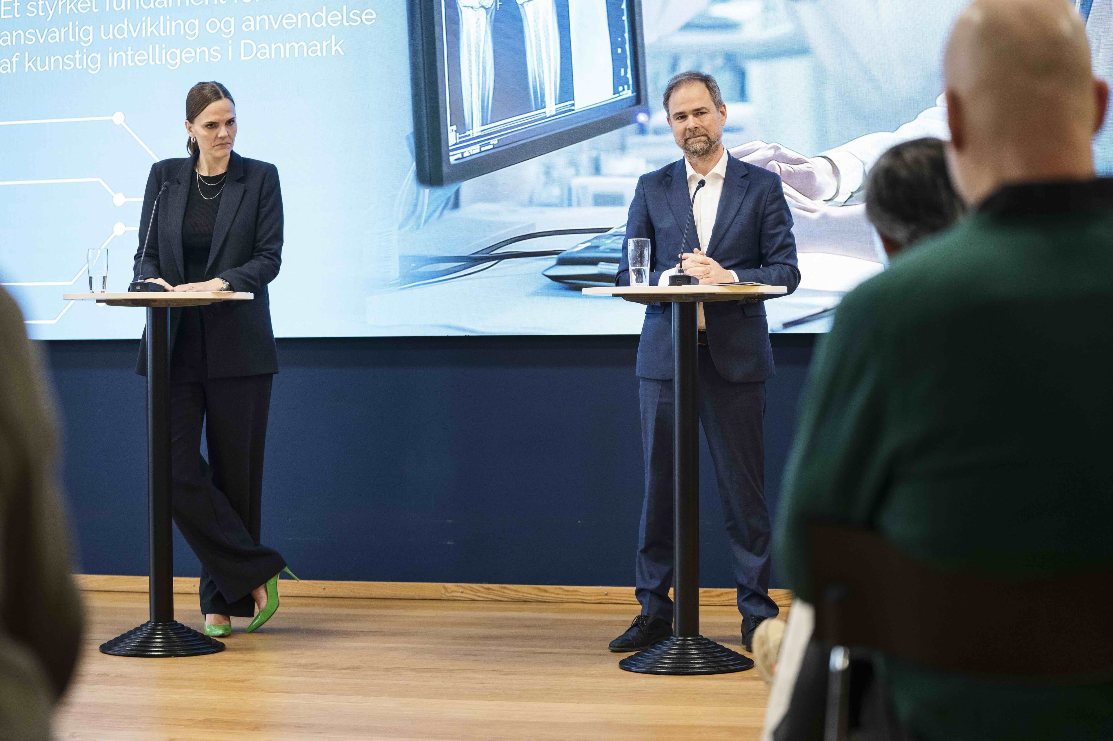 Digitaliseringsminister Caroline Stage (M) og finansminister Nicolai Wammen (S) holdt mandag formiddag pressemøde på Aalborg Universitet i København, hvor de præsenterede regeringens nye strategiske indsats for ansvarlig udvikling og anvendelse af kunstig intelligens i Danmark. 