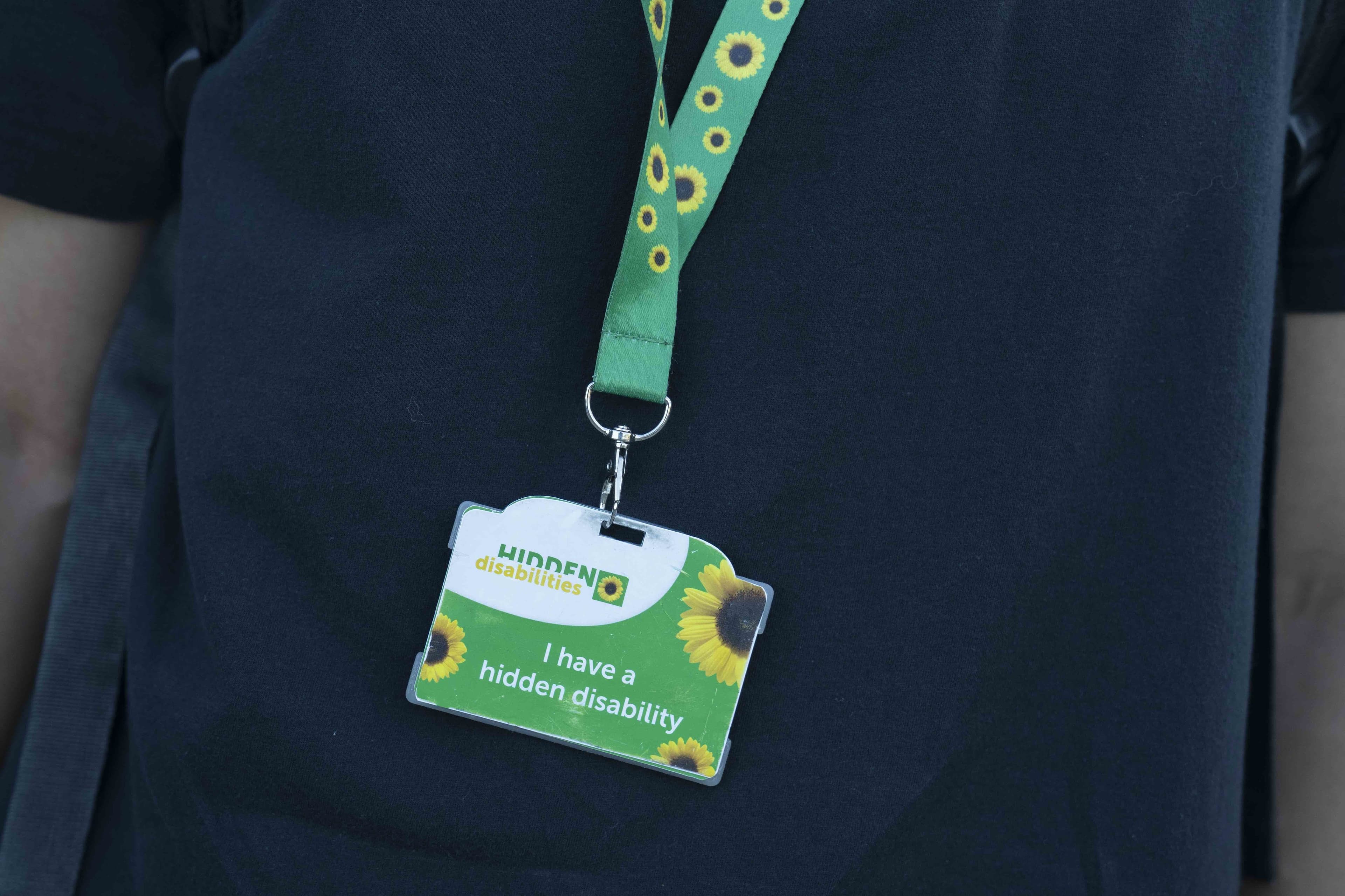 Der findes både synlige og usynlige handicap. Personer med et skjult handicap kan bære en solsikkesnor for at lade andre vide, at de har er skjult handicap. (Arkivfoto).