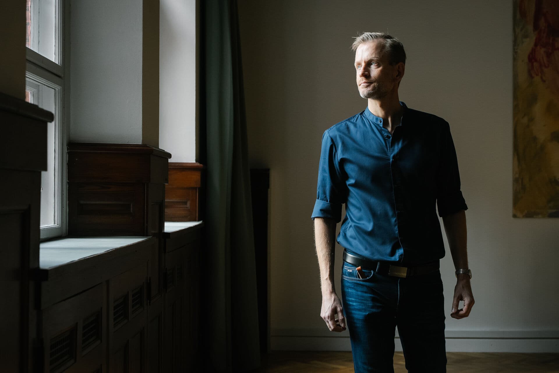 Politikerne har været vant til at blande sig, men man skal give autonomien tilbage til dem, der ved noget, og det er skolefolkene. Man kan i den henseende lære rigtig meget af friskolerne på det plan, mener Henrik Stokholm, som er aktuel med ny bog.
