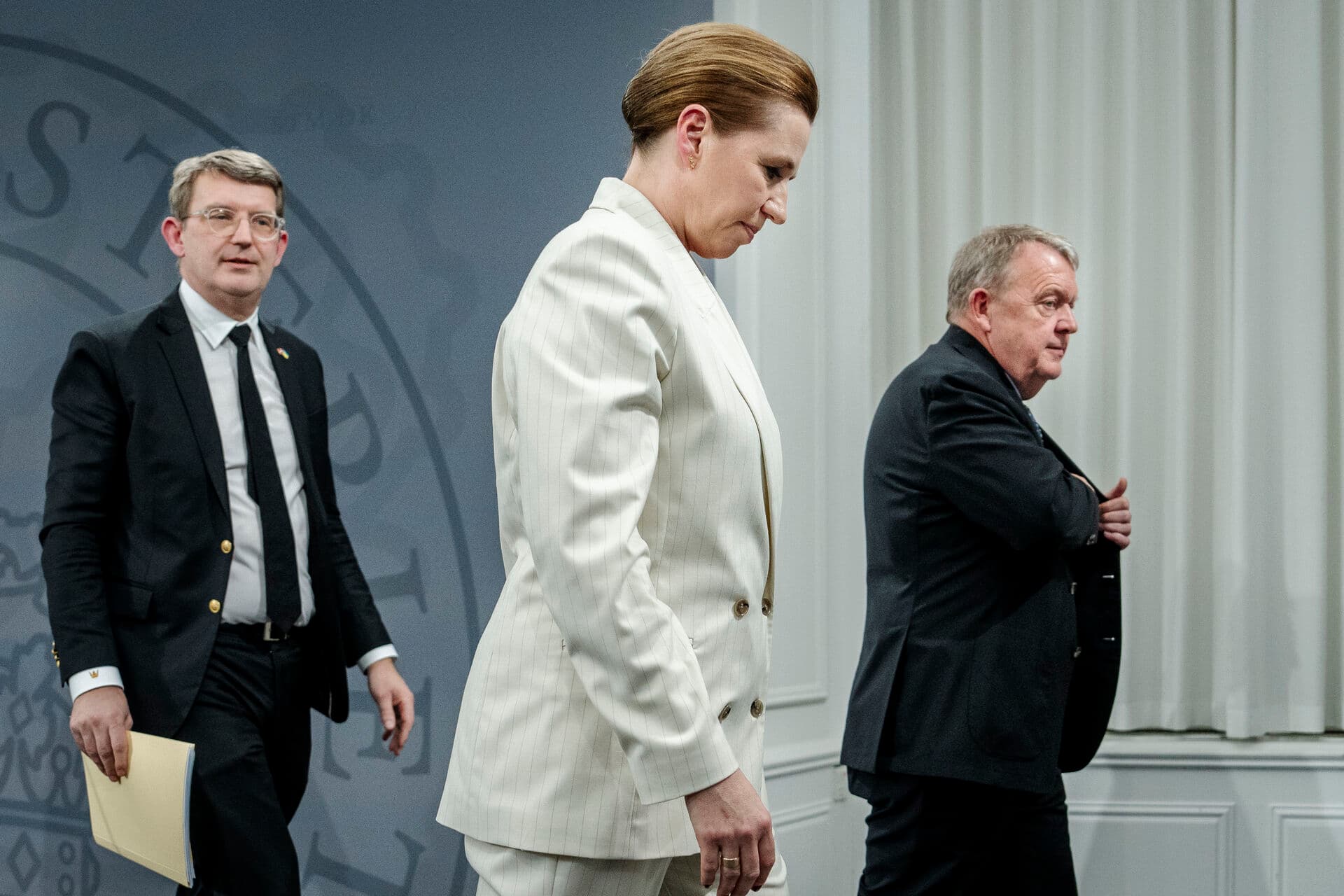 Spørgsmålet om at hente mere international arbejdskraft til Danmark har skabt udfordringer i regeringen, hvor de tre partier indtager forskellige standpunkter. Her ses forsvarsminister Troels Lund Poulsen (V), statsminister Mette Frederiksen (S) og udenrigsminister Lars Løkke Rasmussen (M) efter et pressemøde i februar, hvor det var lidt nemmere at finde fælles fodslag, eftersom pressemødet handlede om styrkelse af Danmarks forsvar. 