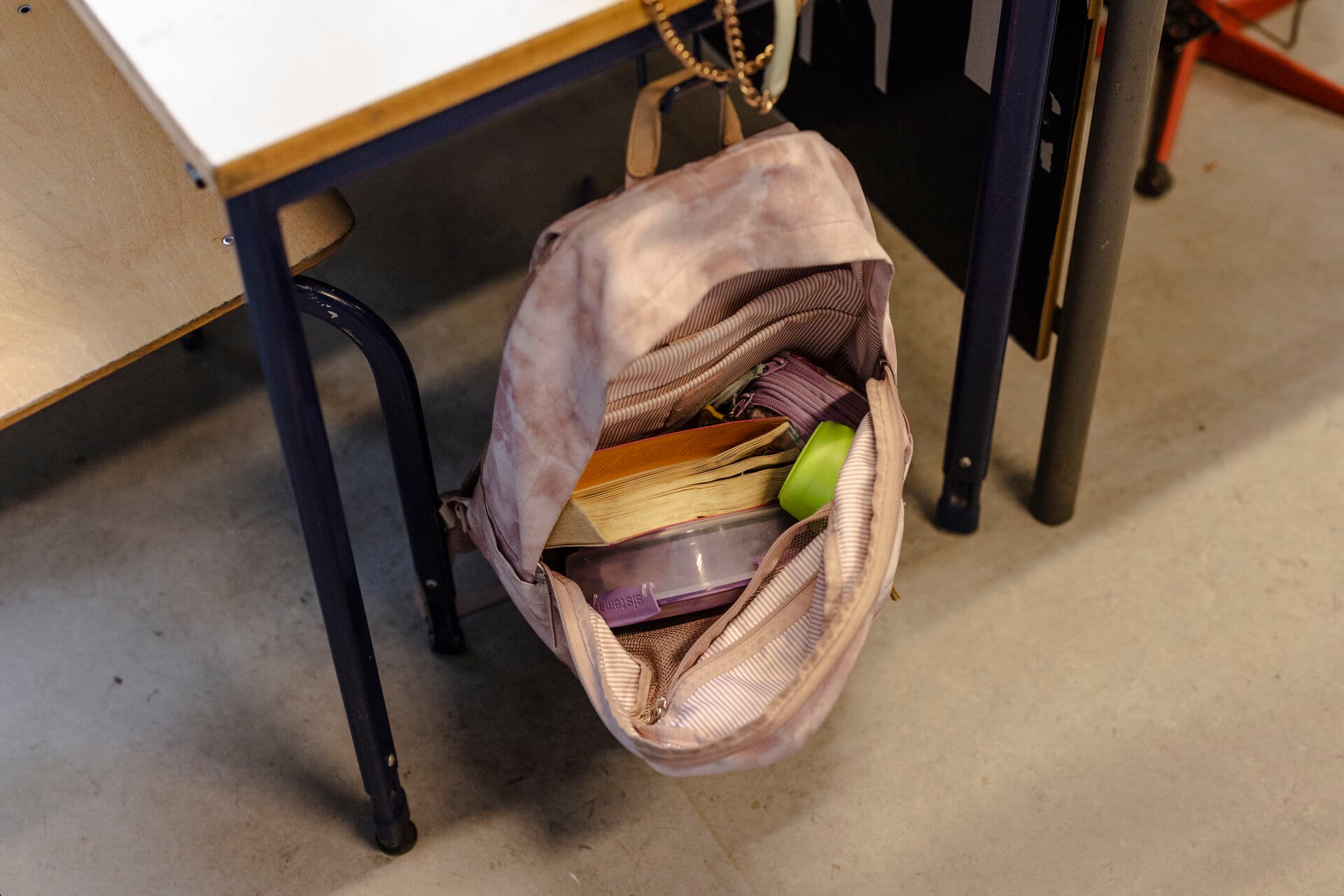 Kun halvdelen af uddannede skolelærere i Danmark arbejder i dag i folkeskolen – og 57 pct. af lærerne har inden for det seneste år overvejet at forlade faget. Den tungest vejende årsag til dette er ifølge lærerne selv, at der er manglende sammenhæng mellem ressourcer og opgaver.