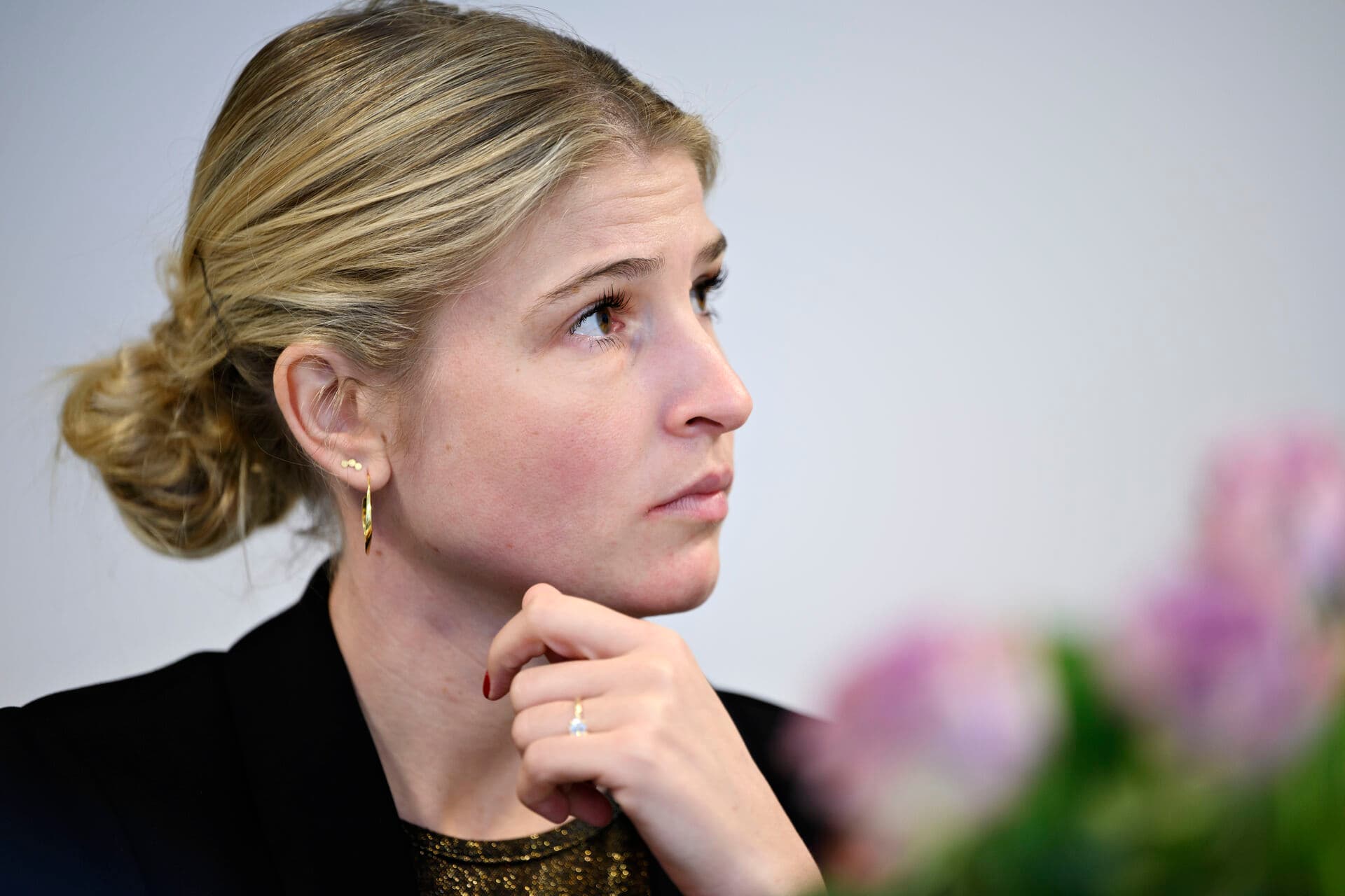 Kommunerne har det overordnede ansvar for at drive daginstitutionerne. Christina Krzyrosiak Hansen (S), formand for Kommunernes Landsforenings Børne- og Undervisningsudvalg, erkender, at der er brug for at handle og opkvalificere de ansatte. - Vi skal både gøre noget helt lokalt i det enkelte dagtilbud, i den enkelte kommune og nationalt. 