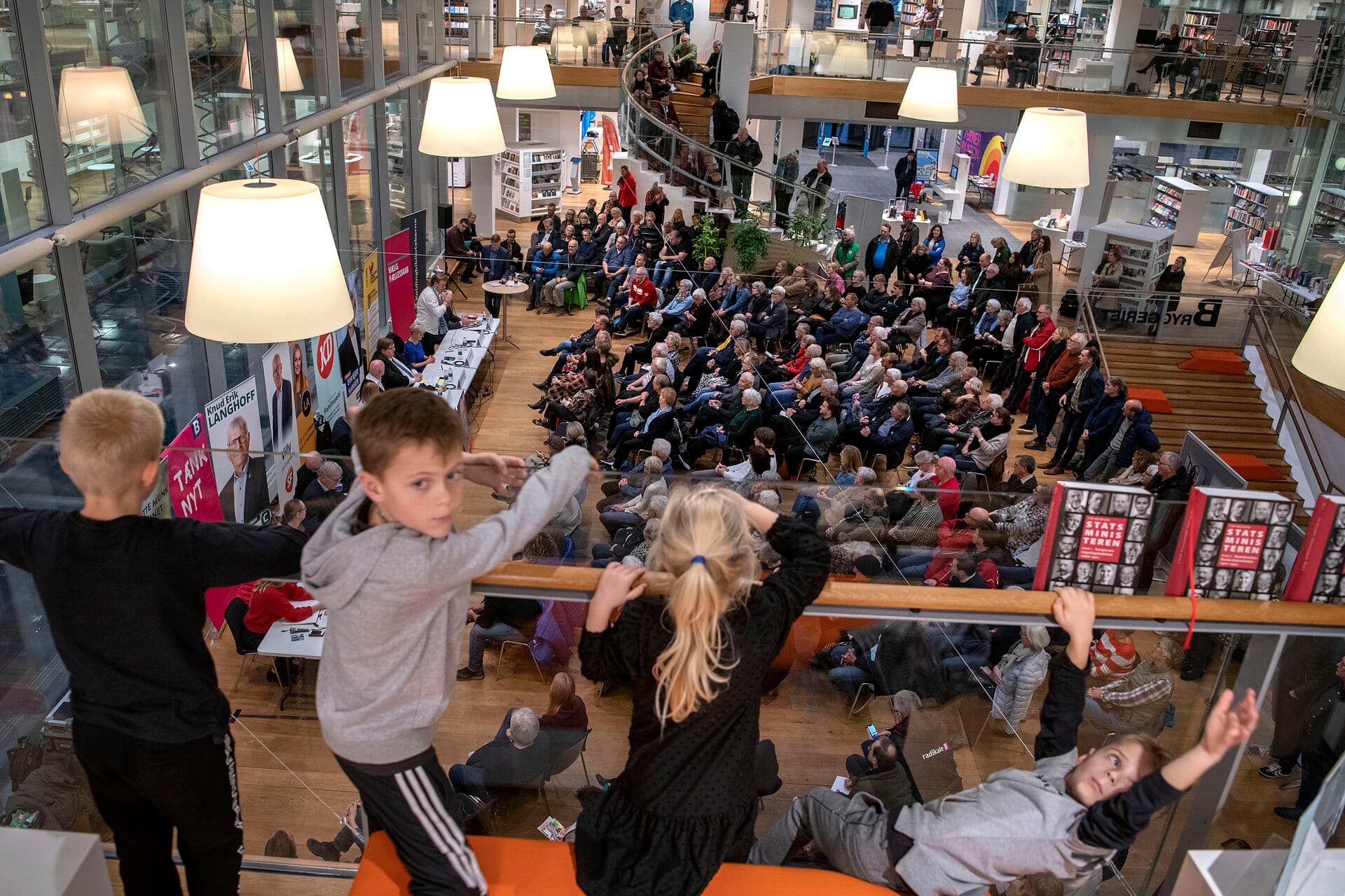 Biblioteket er ikke kun et sted, man låner bøger – det er et sted, man låner perspektiver. Det er her, man kan møde andres holdninger, få udvidet sin horisont og blive klogere både på sig selv og på samfundet. Som her under et vælgermøde på Kolding Bibliotek forud for KV21.