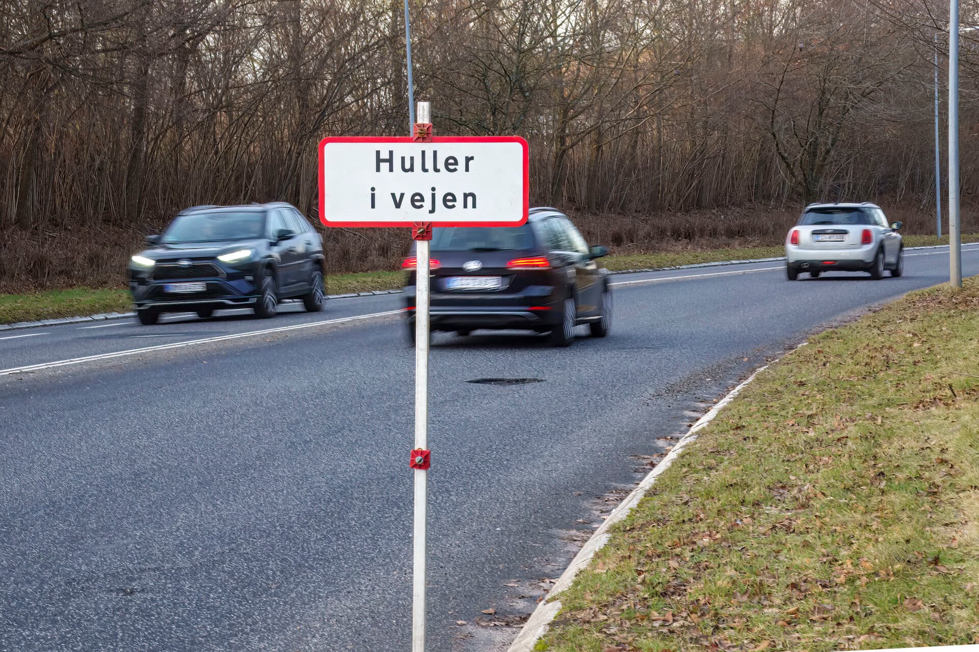 Den seneste SAMKOM-rapport fra 2017 dokumenterede et vedligeholdelsesefterslæb på 3,9 milliarder kroner på det kommunale vejnet. Med de seneste års besparelser er det reelle tal formentlig endnu højere. Ifølge Foreningen af Rådgivende Ingeniører kan efterslæbet i dag være op mod 10 milliarder kroner.