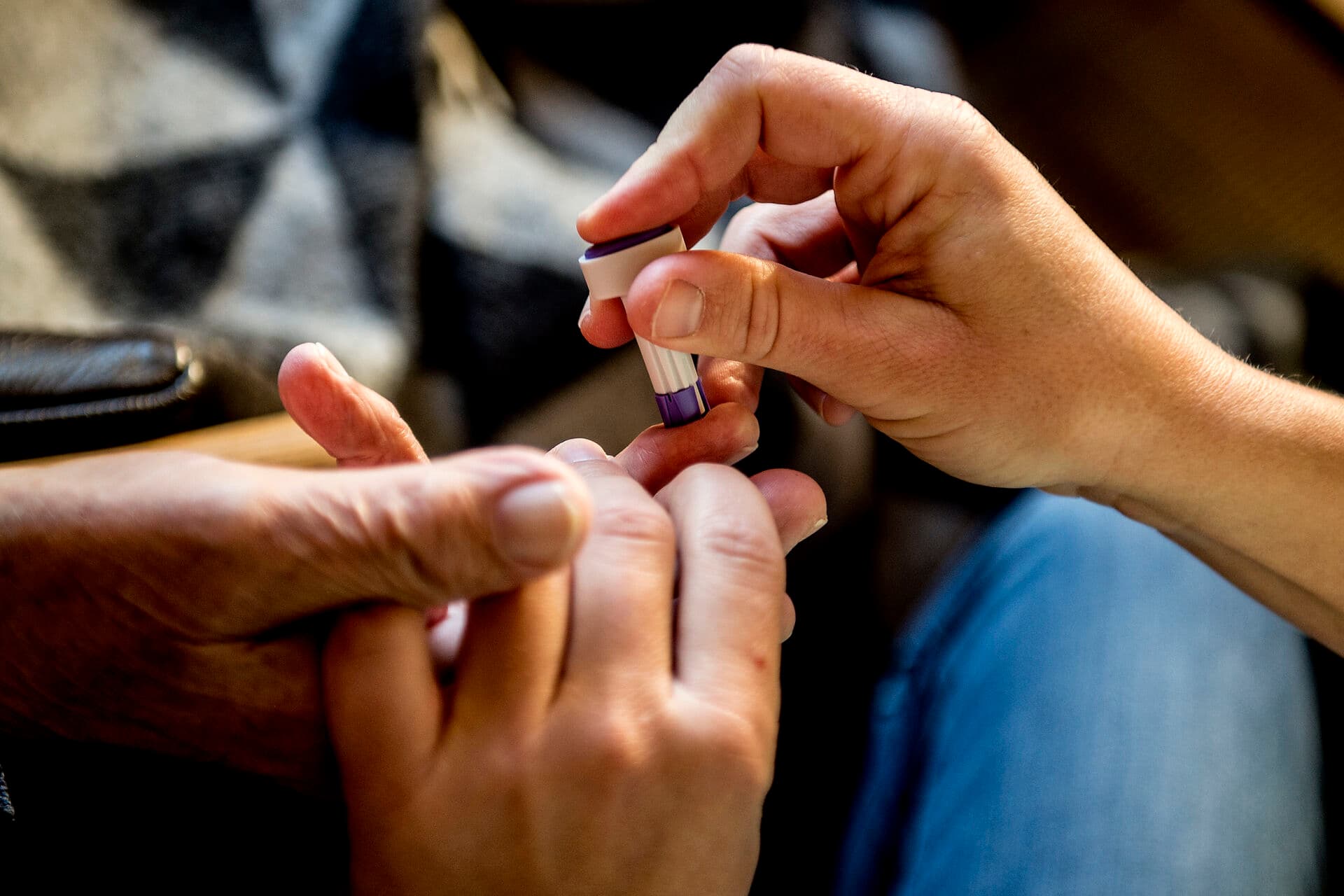 Når vi skal i gang med at implementere sundhedsreformen, skal vi huske at komme hele vejen rundt, både sikre akut- og midlertidige pladser lokalt i den enkelte kommune og sikre rådgivning og støtte til det øvrige plejepersonale. Det bliver sværere, når det er to kasser, regionen, der finansierer og er ansvarlige for akutsygeplejerskerne og kommunens medarbejdere, der nyder godt af deres støtte og viden, skriver Thrine Rimdal Nørgaard. 