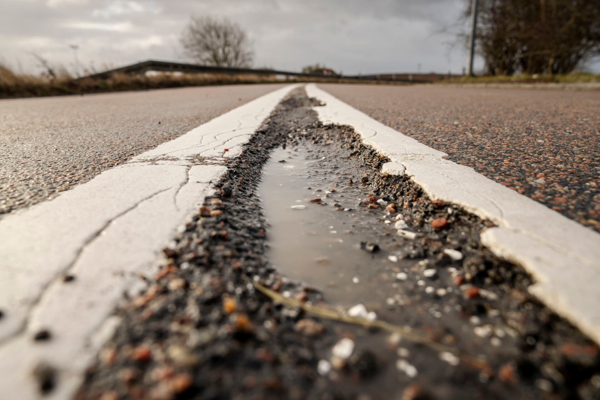 En hullet vej er ikke breaking news – men den er et symbol på en offentlig økonomi, der negligerer sin egen infrastruktur. For hvert års udsættelse vokser regningen - det koster cirka to til tre gange så meget at genoprette en forfalden vej, som det gør at vedligeholde vejen i tide, skriver Helle Rasmussen. 
