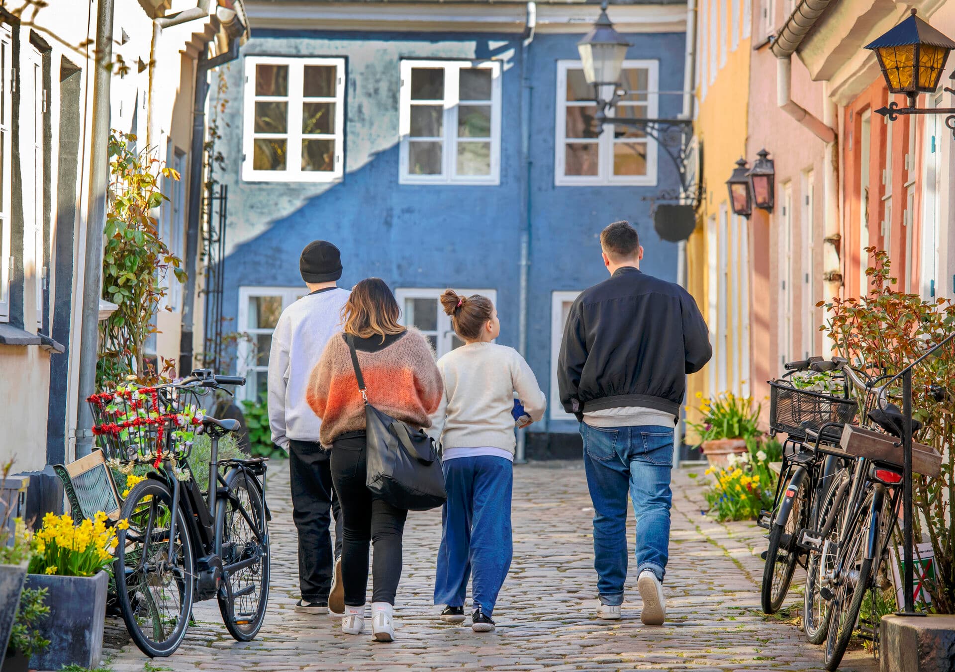 Bymiljø i Aalborg - glemmer vi byernes historie, sjæl og den sociale og kulturelle forbundethed, risikerer vi, at vi med den nye planlov stadig kun opnår pæne, men tomme kulisser. Men ser vi også byen ud fra en regenerativ tilgang, begynder det for alvor at knitre af liv, skriver Susanne Grunkin.
