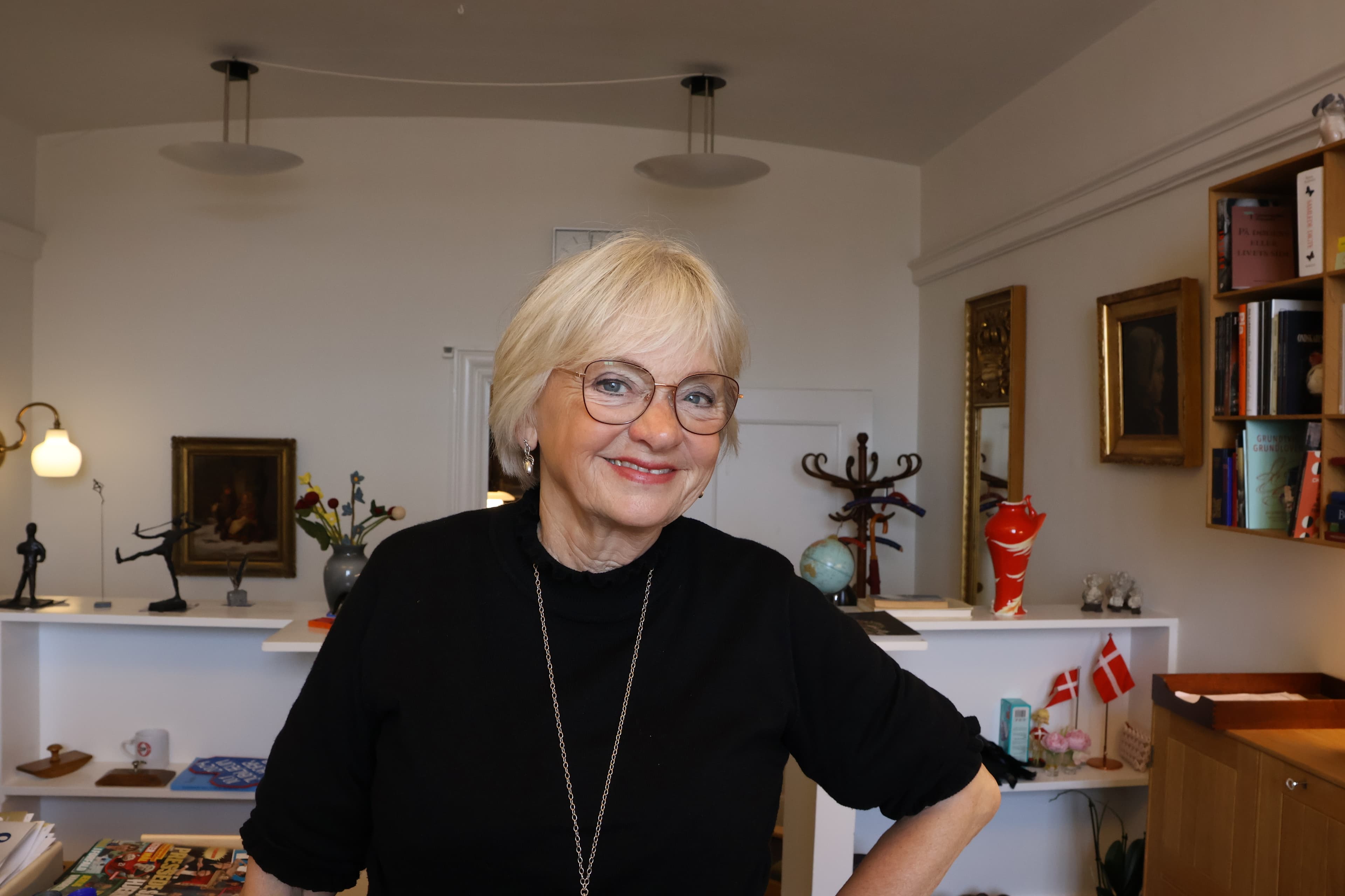 Pia Kjærsgaard (DF) er det nuværende folketingsmedlem, der har siddet længst tid i Folketinget. 
