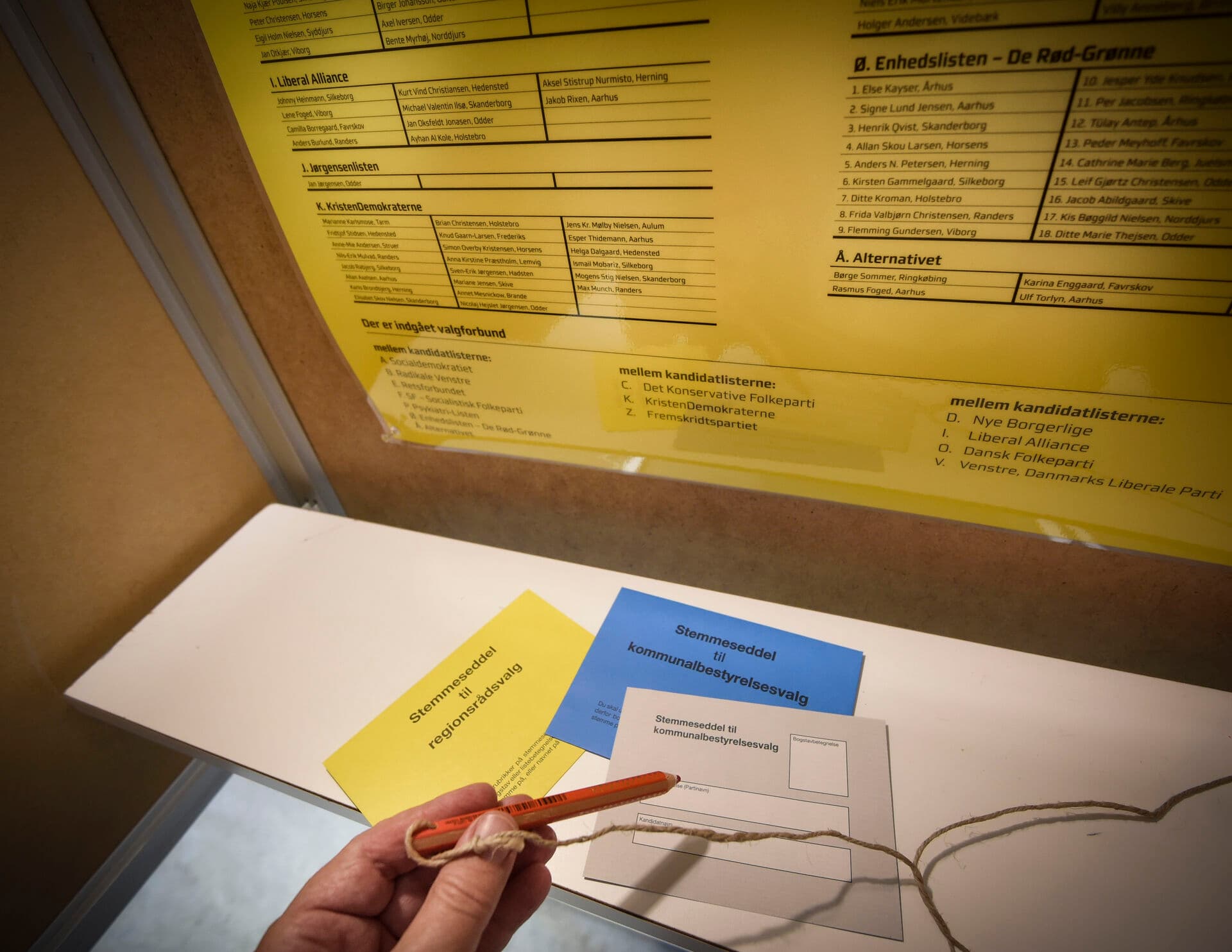 Mens det er yderst sjældent, at regnemetoden for fordelingen af mandater har været afgørende ved et folketingsvalg, så er det ret normalt ved kommunalvalget. I fem kommuner endte et parti med et absolut flertal, selvom borgmesterpartiet fik under 50 pct. af stemmerne ved KV21. Ved KV17 var det i ti kommuner, at man oplevede sådan et systemskabt flertal, mens det ved KV05 var i 13 kommuner.