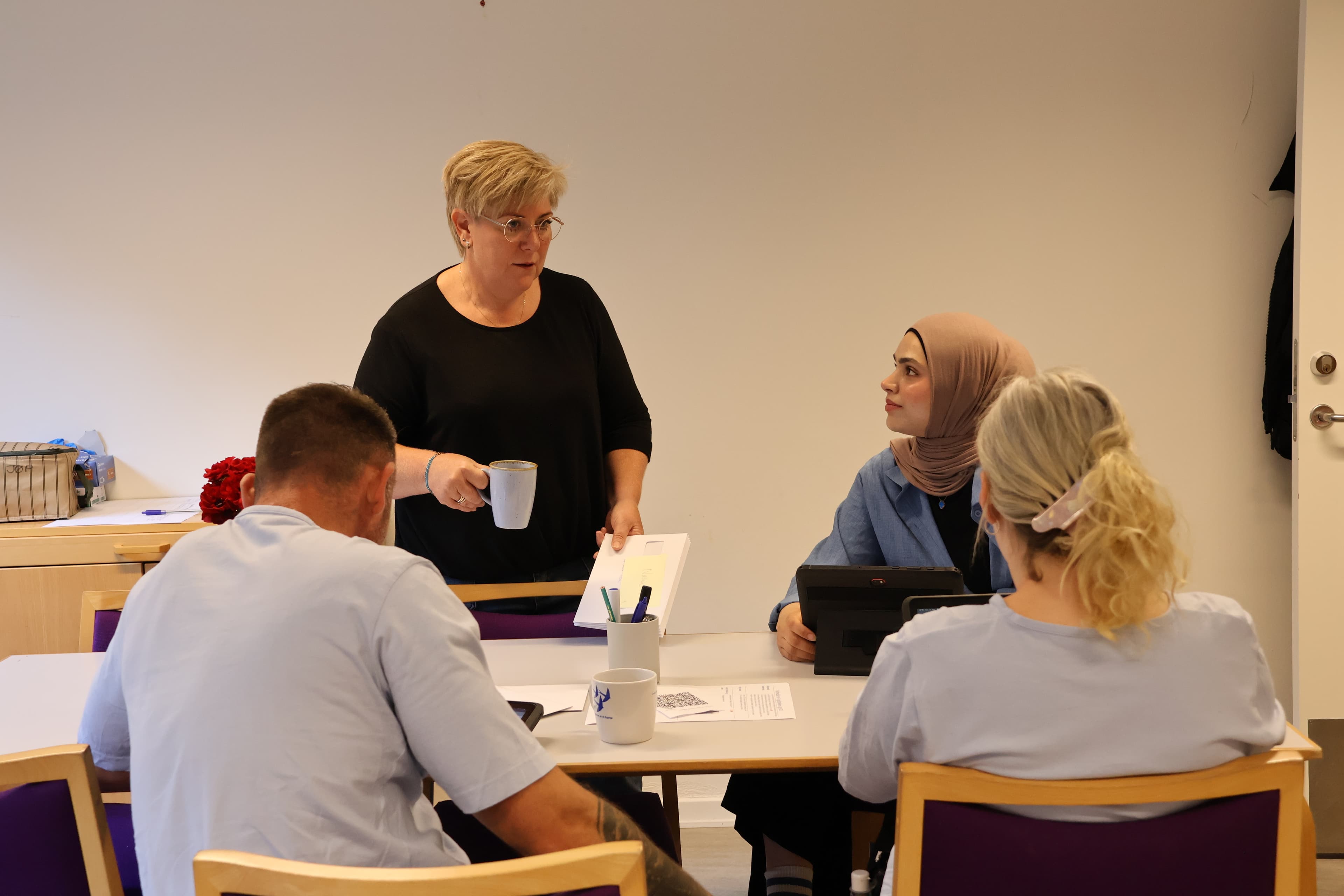 Lotte Lave prøver at facilitere flere tværefaglige samtaler mellem sosuer, sygeplejersker, ergoterapeuter og fysioterapeuter i det daglige. 