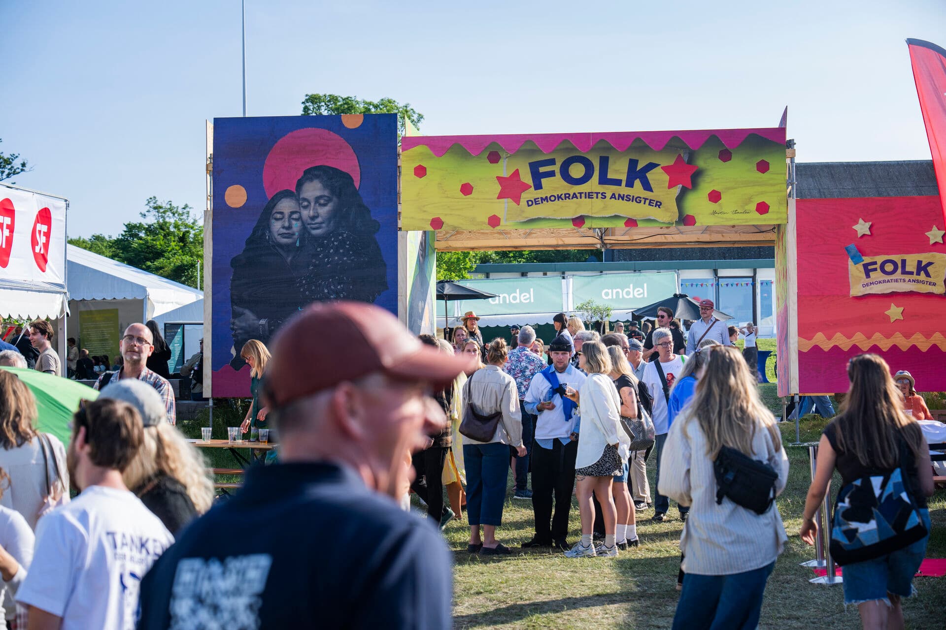 Folkemødet på Bornholm er en demokratiets nøglebegivenheder, men før kampen for alvor går igang op til KV25, spørger Ida Dyhr: Hvordan står det egentlig til med demokratiet og vores tillid til det, og hvad kan vi gøre for at styrke det?