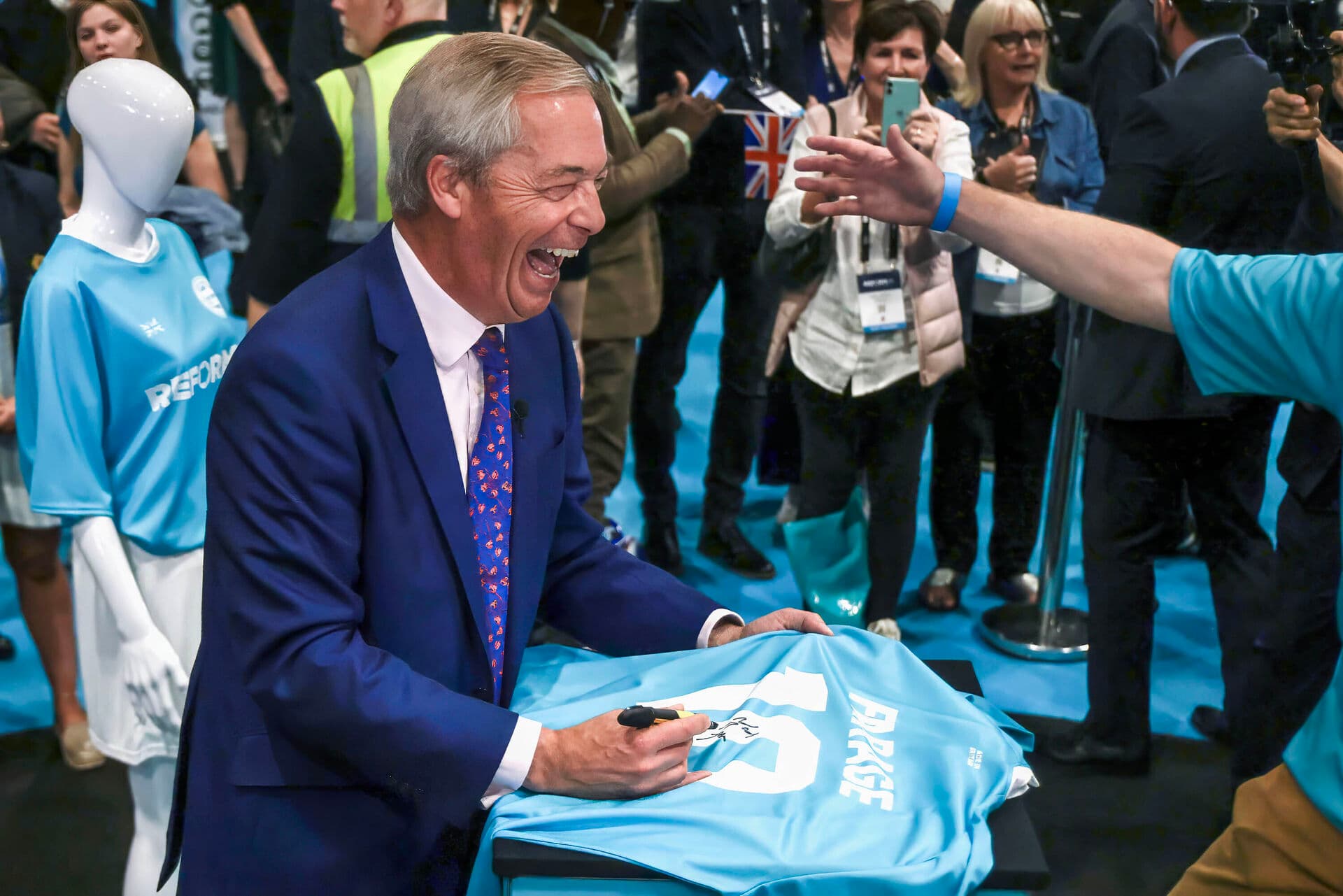 Når mennesker ikke længere kan spejle sig i de etablerede partier, opstår der grobund for nye bevægelser. I England har Reform UK under Nigel Farage på rekordtid vokset sig til landets største parti i meningsmålingerne. Partiet appellerer til dem, der føler sig svigtet – og det sker med en retorik, der splitter og polariserer, skriver Anstina Krogh.
