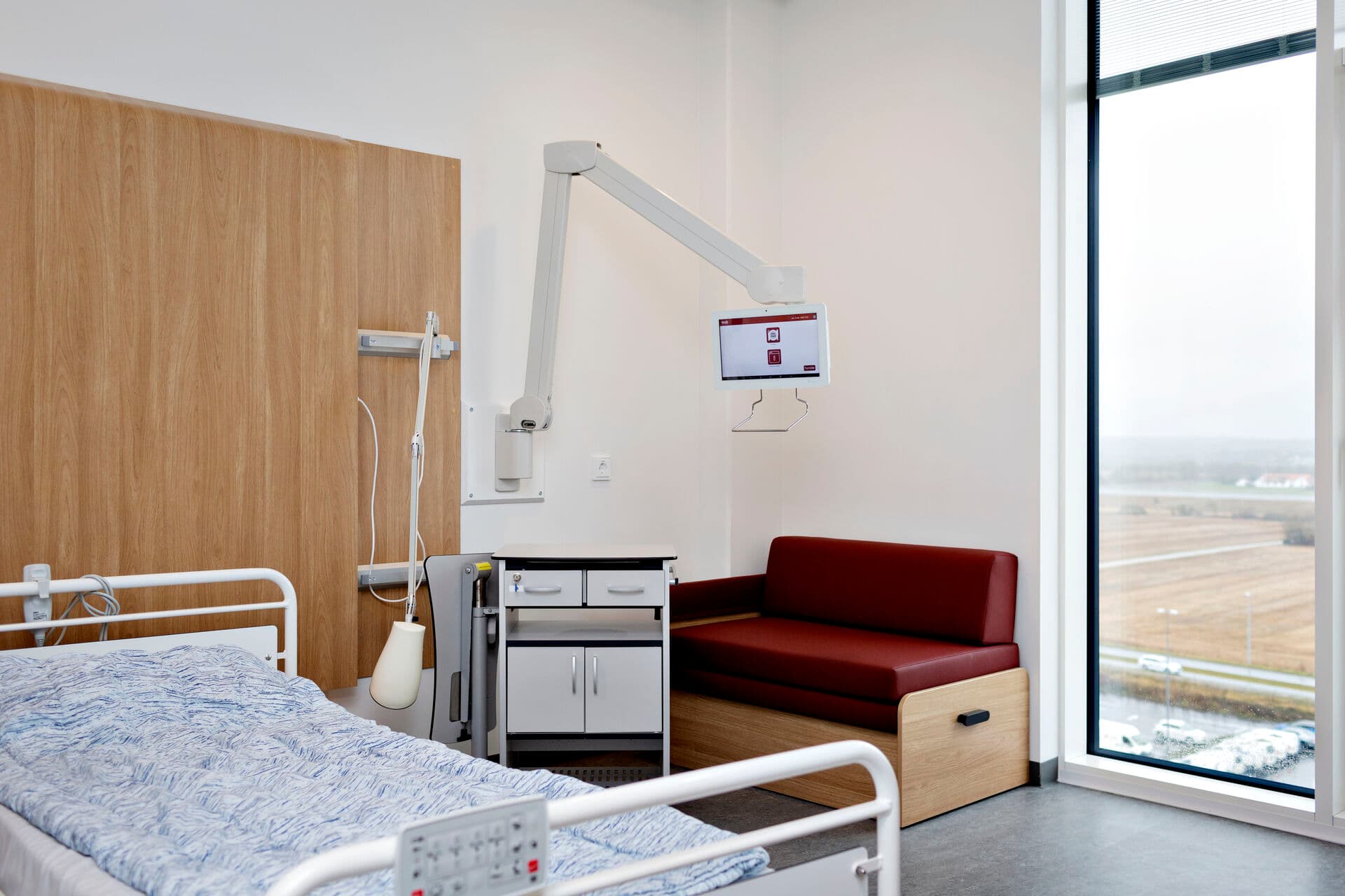 Vi kan ikke tale om et nært, menneskeligt sundhedsvæsen uden også at tale om dem, der står tættest på – og som holder hånden under både den syge og systemet. Det handler om værdighed. Det handler om respekt. Og det handler om solidaritet, skriver Sara Darling Berg Jørgensen. Billedet er fra regionshospitalet ved Gødstrup, hvor alle stuer er enkeltstuer, og hvor der er gæsteseng til pårørende.