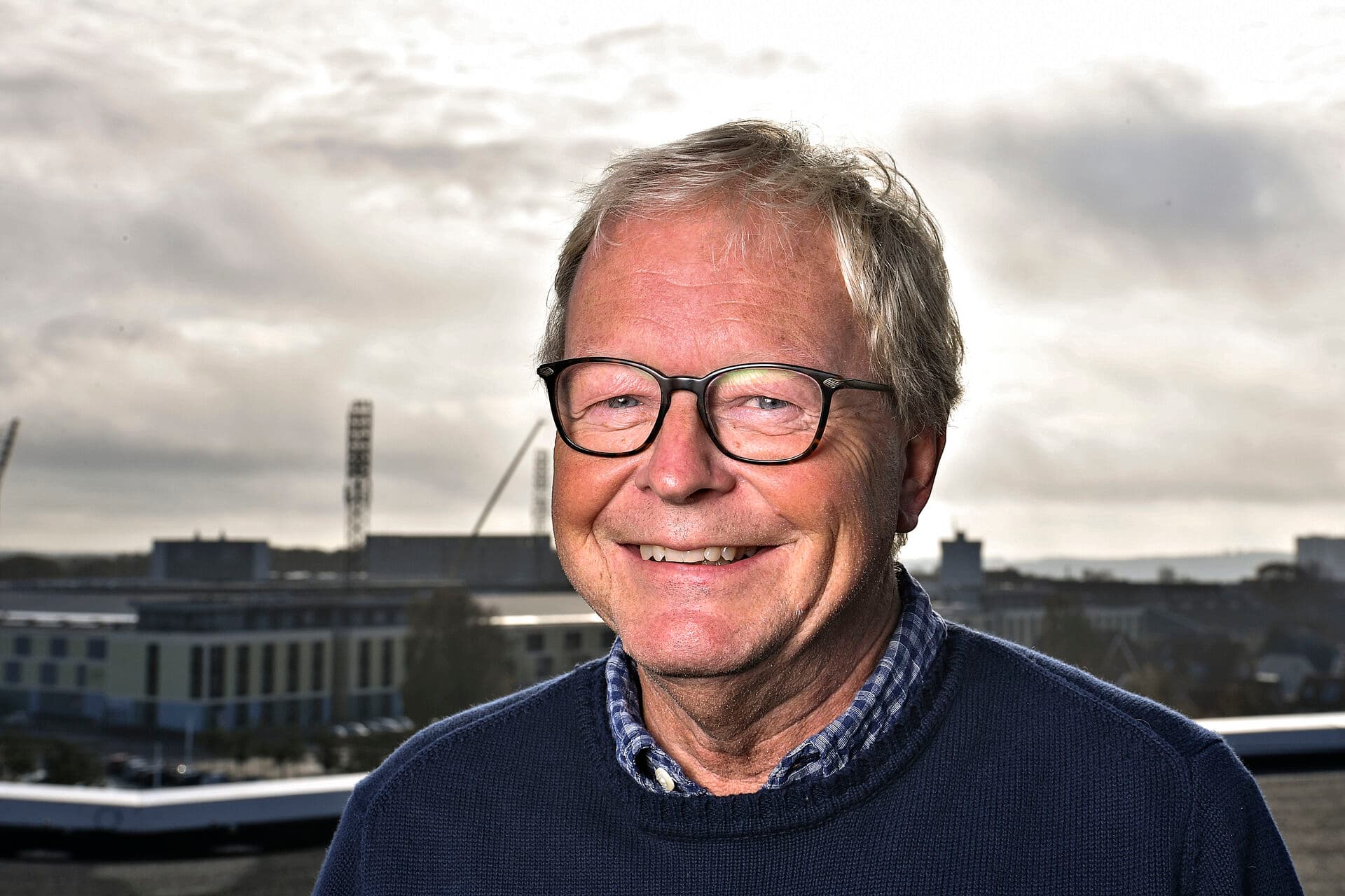 Det handler om at manøvrere i landskabet og stykke noget sammen, som vi alle sammen kan være enige om. Og det har sådan set været det vigtigste for mig at skabe resultater for kommunen, i stedet for at det absolut skulle være min politik frem for andres, fortæller Ulrik Wilbek i podcasten.