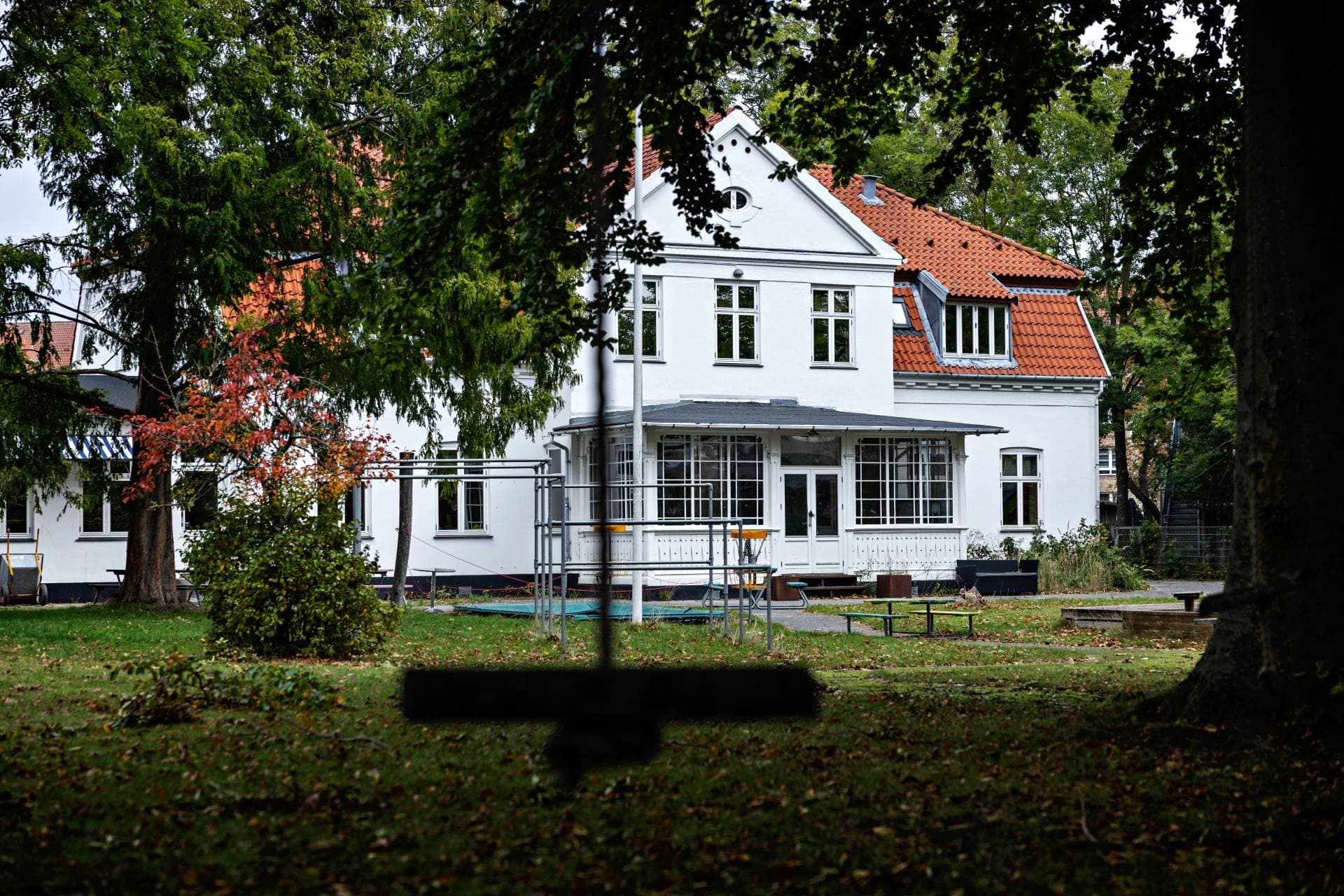 To gange er tilbud for udsatte børn og unge blevet tvangslukket på samme adresse. Socialborgmester er rystet og siger, at forvaltningen har svigtet deres ansvar. 