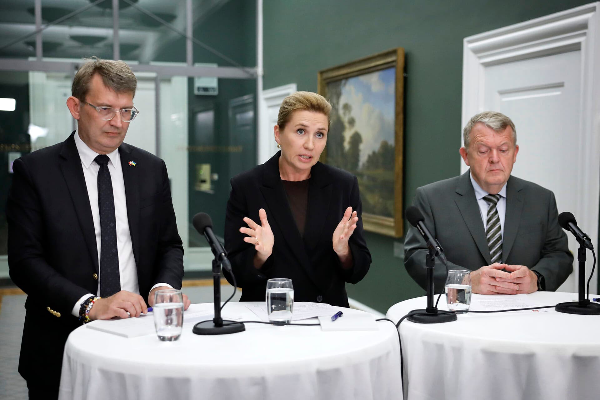 SVM - med fra venstre Troels Lund Poulsen (V), Mette Frederiksen (S) og Lars Løkke Rasmussen (M) holder sammen i regeringstroppen. Mens man taler om nye tider i landspolitikken med en ny alliance mellem Socialdemokratiet og Venstre på landsplan, så er den alliance kun slået igennem to steder lokalt. Og hvis man tager Moderaterne med i ligningen, så er der ingen kommuner, hvor de tre regeringspartier har indgået valgforbund til KV25. 