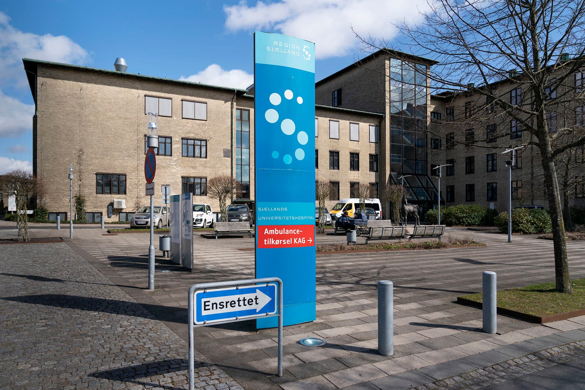   2025 har indtil nu budt på rekordmange læger i regionerne, men der mangler fortsat speciallæger. Det gælder blandt andet for Region Sjælland, hvor Roskilde Sygehus, som kan ses på billedet, hører under. 