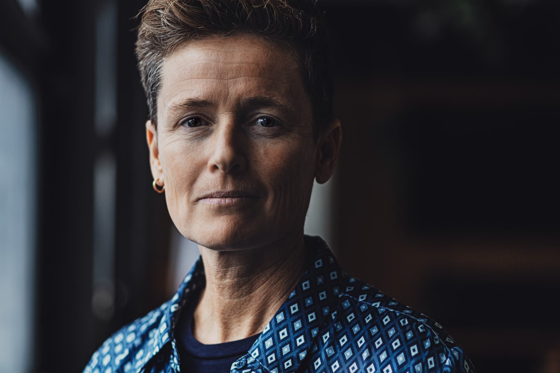 I sin nye debatbog beskriver Dorthe Birkmose, hvad der sker, når ledere og medarbejdere rammes af moralsk stress, og hvordan systematisk underfinansiering af velfærden over årtier har undergravet faglighed, trivsel og mening i velfærdsfagene. Ifølge hende begynder forandringen med kritik.