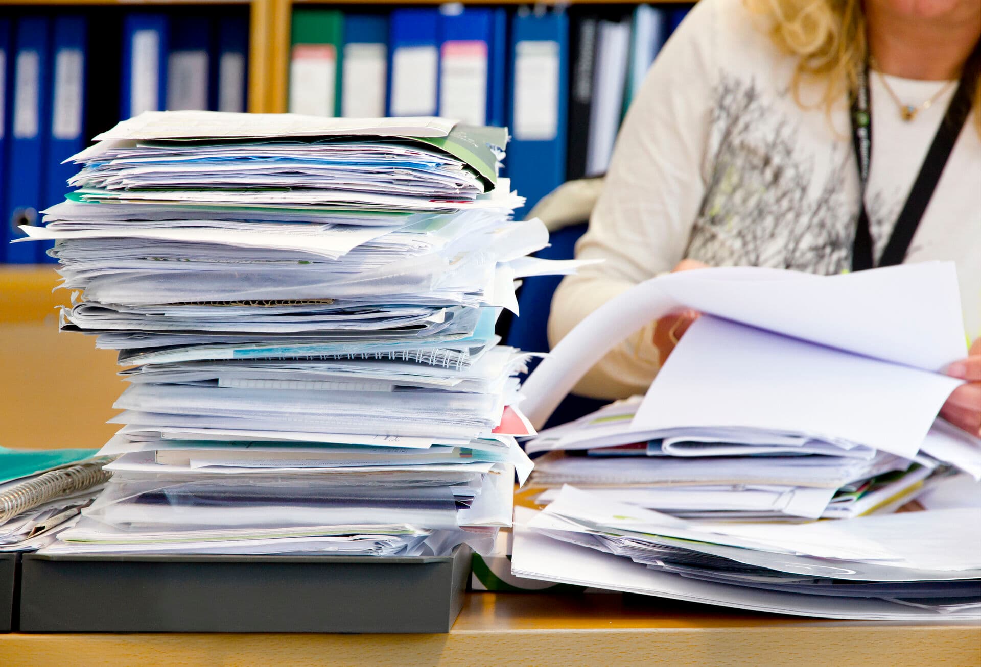 Et mere menneskeligt samfund kræver ikke flere systemer. Det kræver færre indviklede regler, færre krav til dokumentation og større tillid til, at fagfolk rent faktisk kan vurdere og handle uden at skulle dokumentere hvert eneste skridt, skriver Ejvind Jørgensen og Peter Pietras.