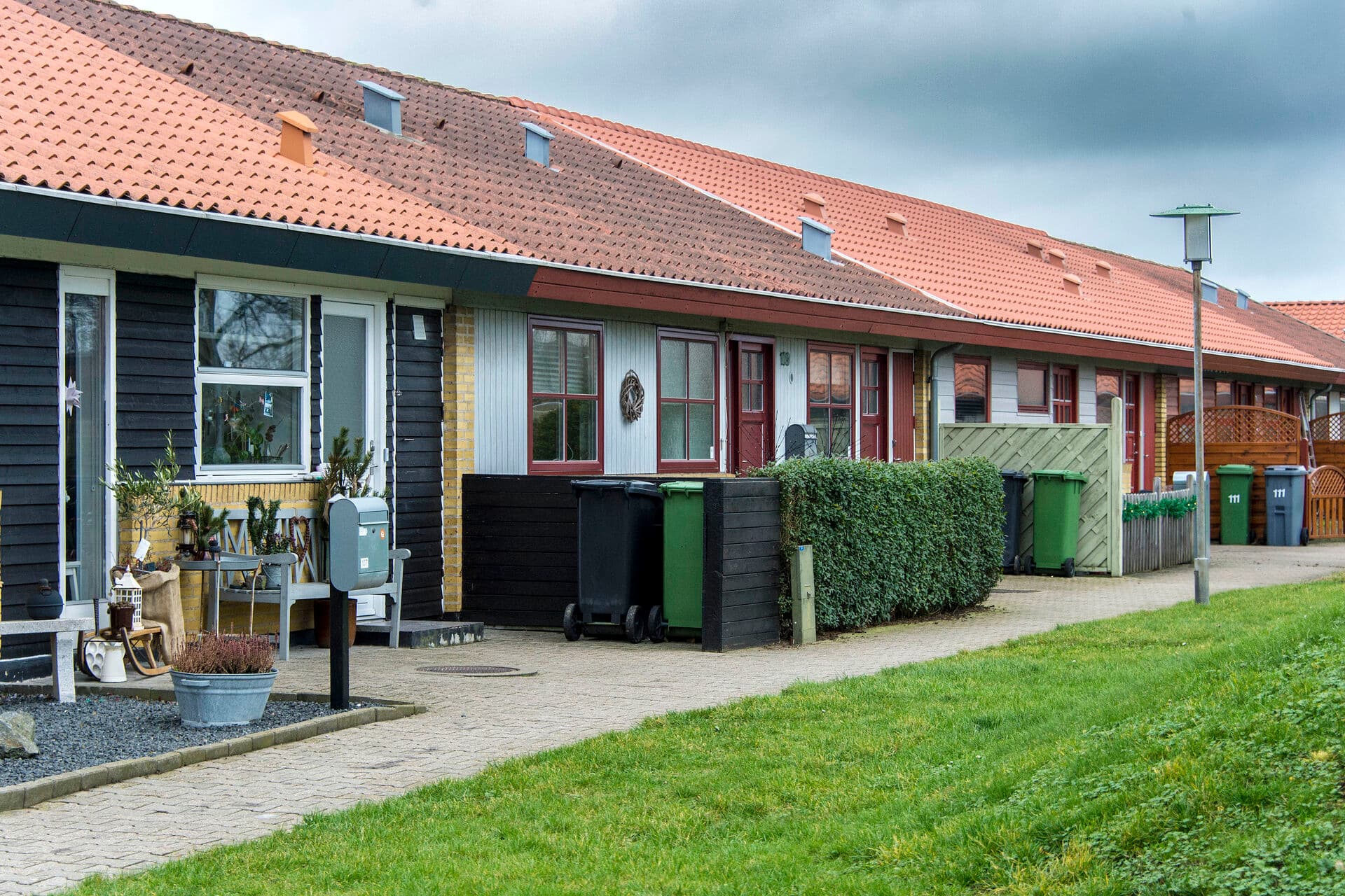 Lokalplaner skal vise en retning og sikre harmoniske boligområder, men det kan man altså sagtens gøre, selv om man sætter mere kulør på husene og tillader flere forskellige materialer, skriver Jens Engbo Norddal.