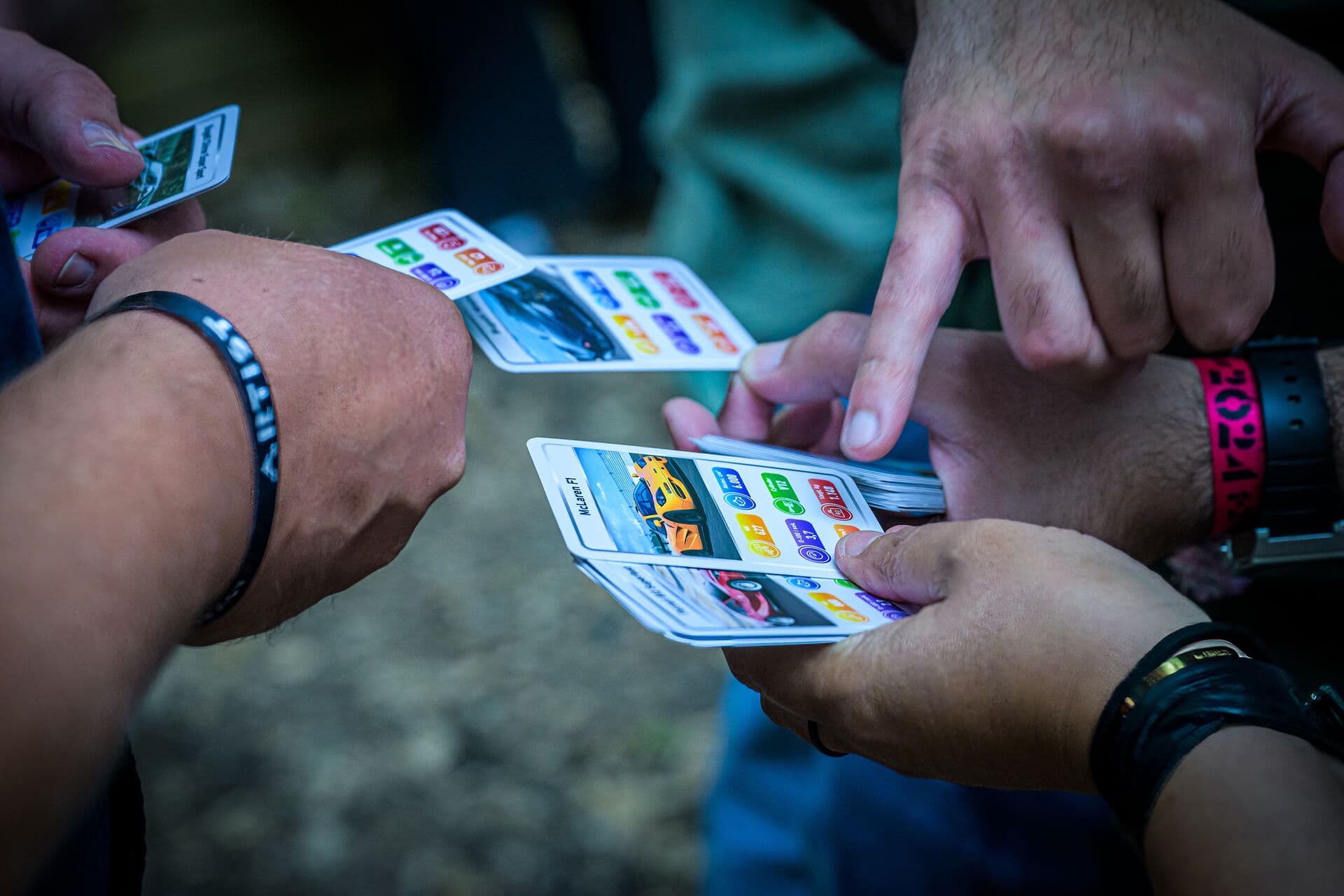 Vi foreslår en anden måde at tale om kunstens værdiskabelse. Inspireret af vores barndoms bilkort, hvor forskellige bilers kvaliteter vurderes ud fra forskellige kategorier. Vi har vi nemlig oversat bilkortenes fokus på topfart, volumen, cylindre, egenvægt og brændstofforbrug til kunstens og kulturens kategorier som æstetisk kvalitet, deltagelse, kunsternes arbejdsforhold og samfundsrelevans, skriver dagens klummeskribenter.