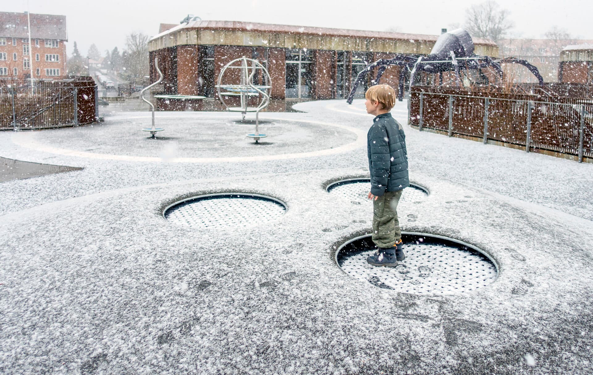 Trivsel opstår dog ikke kun i hjemmet eller i skolen. Den opstår i mødet mellem de to – og i alt det udenom. Kulturliv, fritidsfællesskaber, træneren, musiklæreren, naboerne, naturen og de uformelle fællesskaber i en by eller et lokalsamfund har en langt større rolle, end vi ofte tilskriver dem, skriver Gry Bruun Nielsen.