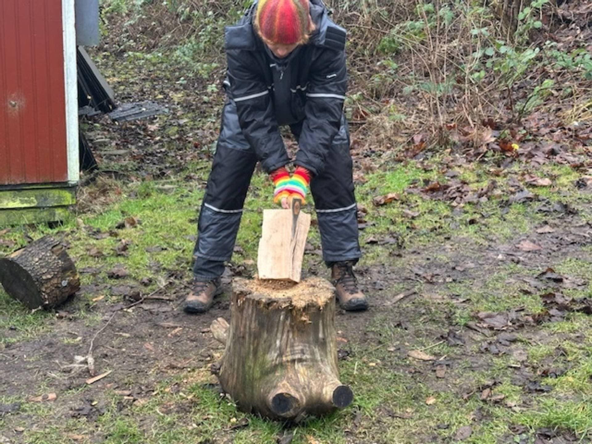 I naturen gennemgår de unge en række øvelser, der skal hjælpe dem med at håndtere psykiske og personlige udfordringer.