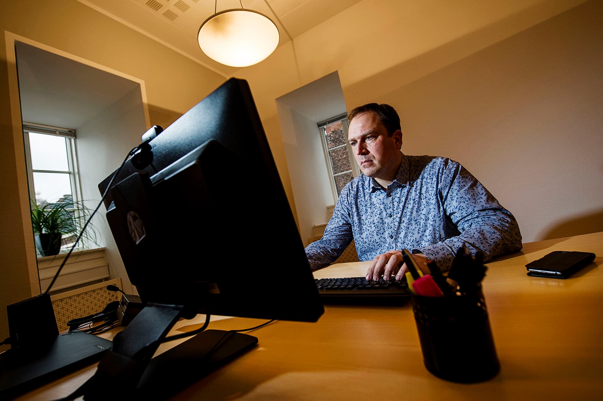 Lær af andres AI-erfaringer - Jonatan Schloss mener, mange organisationer bruger unødvendigt mange kræfter på at opfinde løsninger selv, selv om erfaringerne allerede findes andre steder - i andre kommuner, på andre hospitaler, i andre dele af den offentlige sektor.

