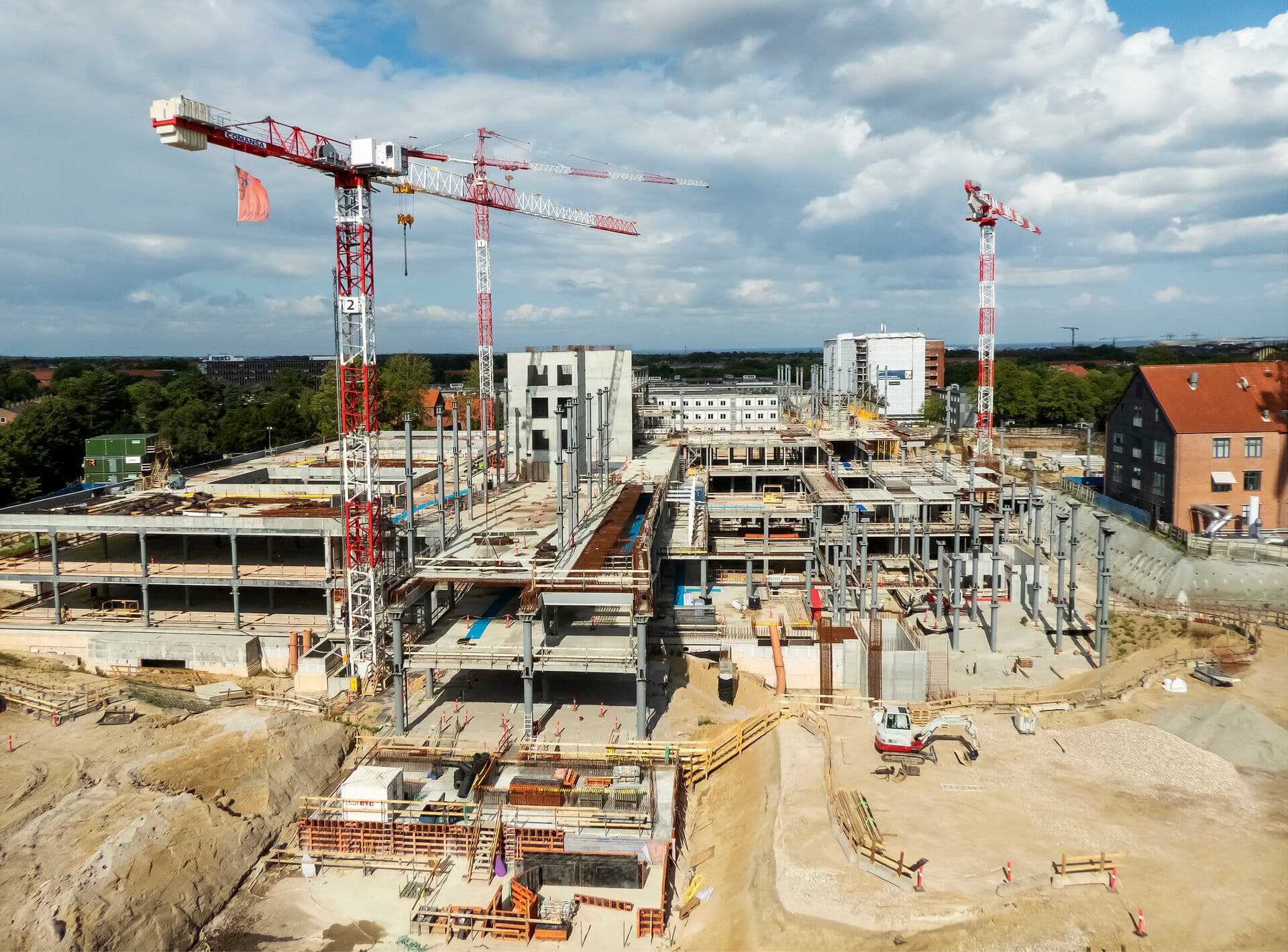 Nyt Hospital Bispebjerg bliver 1,5 milliarder kroner dyrere og én etage lavere. En ren skandale, som ikke står alene. Det skønnes, at ombygninger eller nybyggerier af 16 sygehuse i årene mellem 2007-2025 samlet har haft merudgifter på 19 milliarder kroner og en forsinkelse på 43 år, skriver Pia Kjærsgaard.