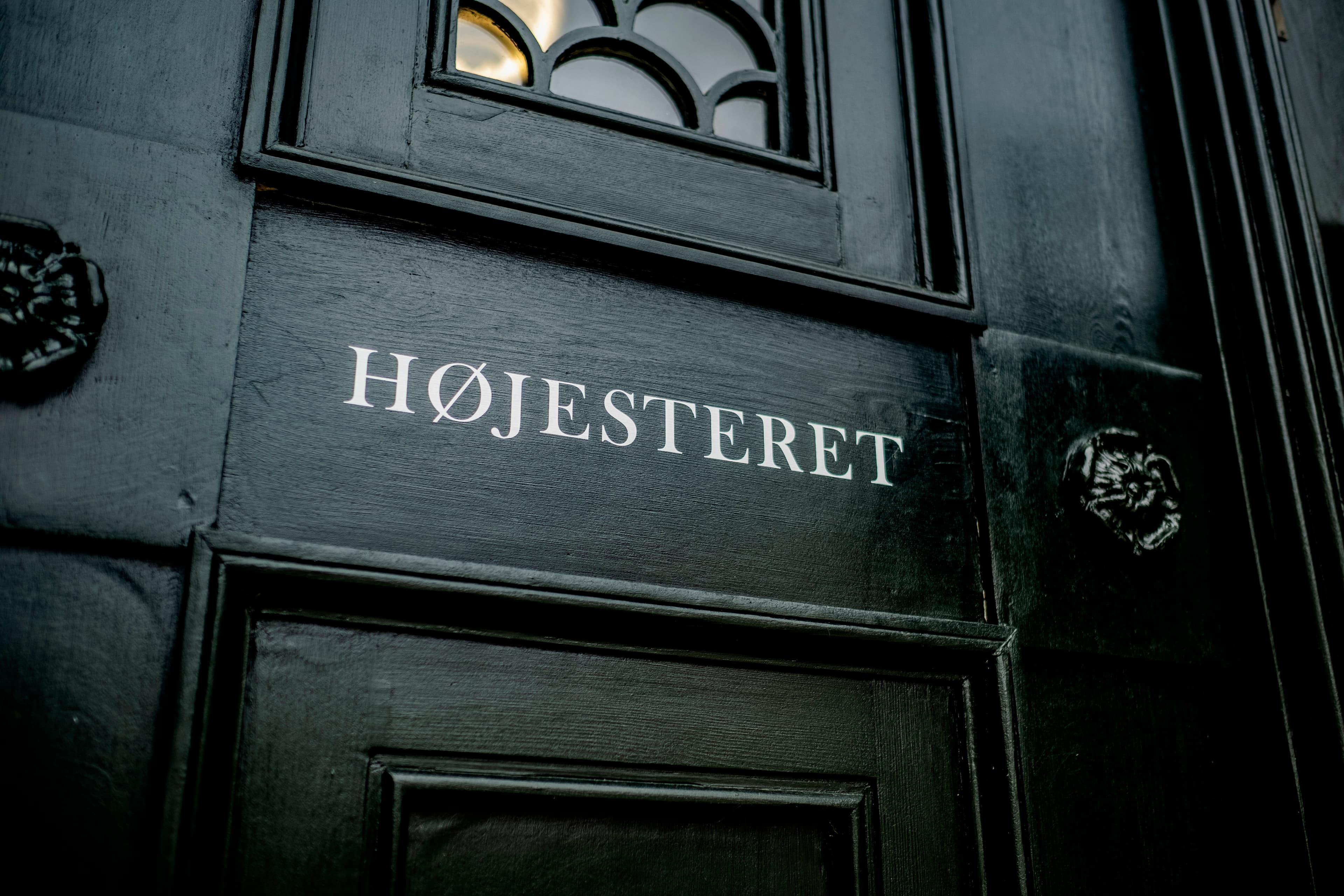 En retsstat kræver ikke blot lovhjemmel og adgang til domstolene, men også ordentlighed i den måde, som staten bruger sin styrke på. Myndighederne bør derfor ikke optræde som om, retssalen fritager dem for den selvbegrænsning, der ellers  bør kendetegne offentlig myndighedsudøvelse, skriver Henrik Græsdal.