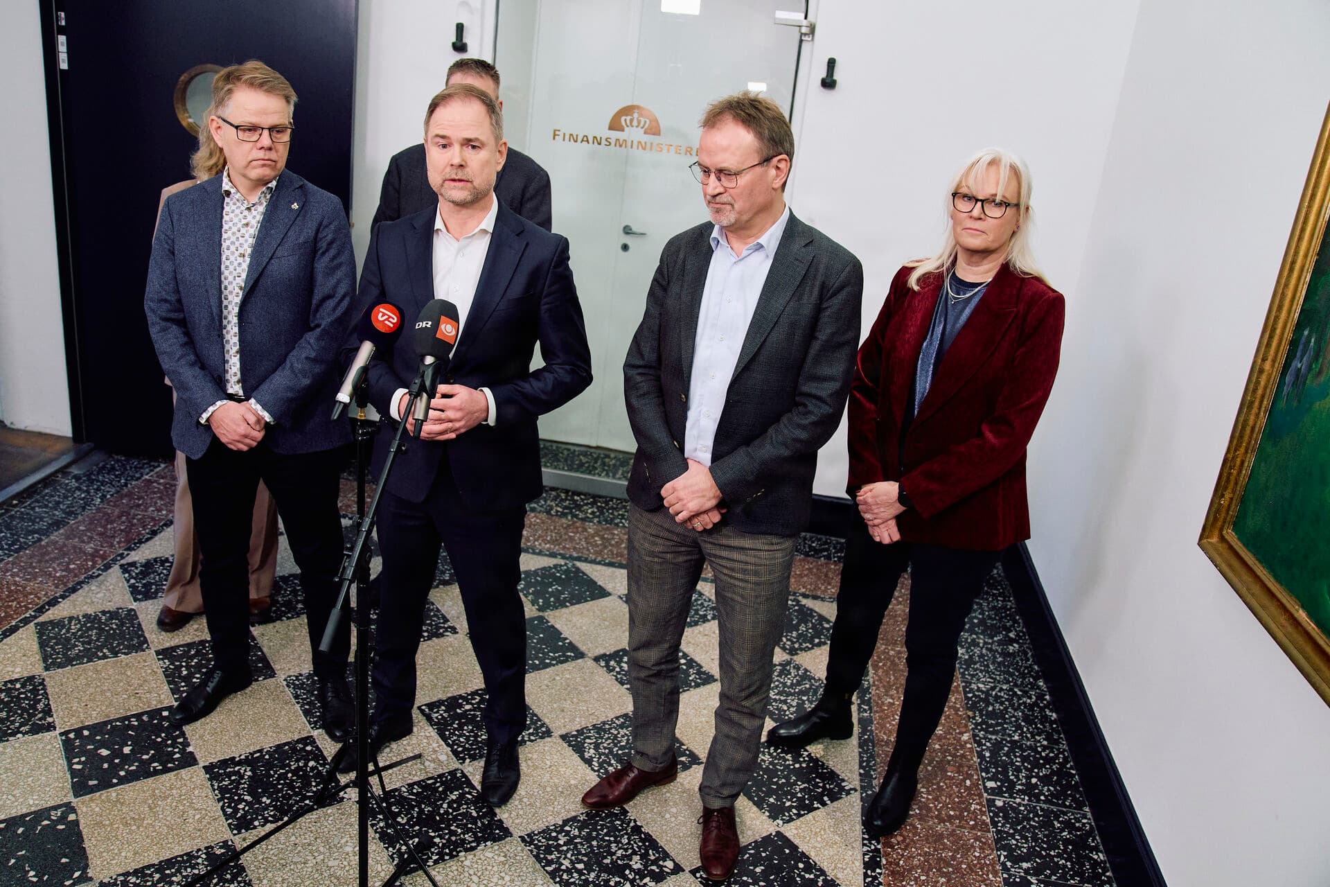 Formand for AC Tomas Kepler, Finansminister Nicolai Wammen (S), CFU-Formand Gordon Ørskov Madsen og gruppeformand for Den Offentlige Gruppe i 3F Lydia Callesen til præsentation af nyt overenskomstforlig på det statslige område i Finansministeriet  i februar. I praksis sker lønudviklingen i det offentlige ved procentvise stigninger, som relativt set gavner dem højere oppe på lønskalaen og gradvist øger løngabet ned til de lavtlønnede grupper. skriver Lydia Callesen.