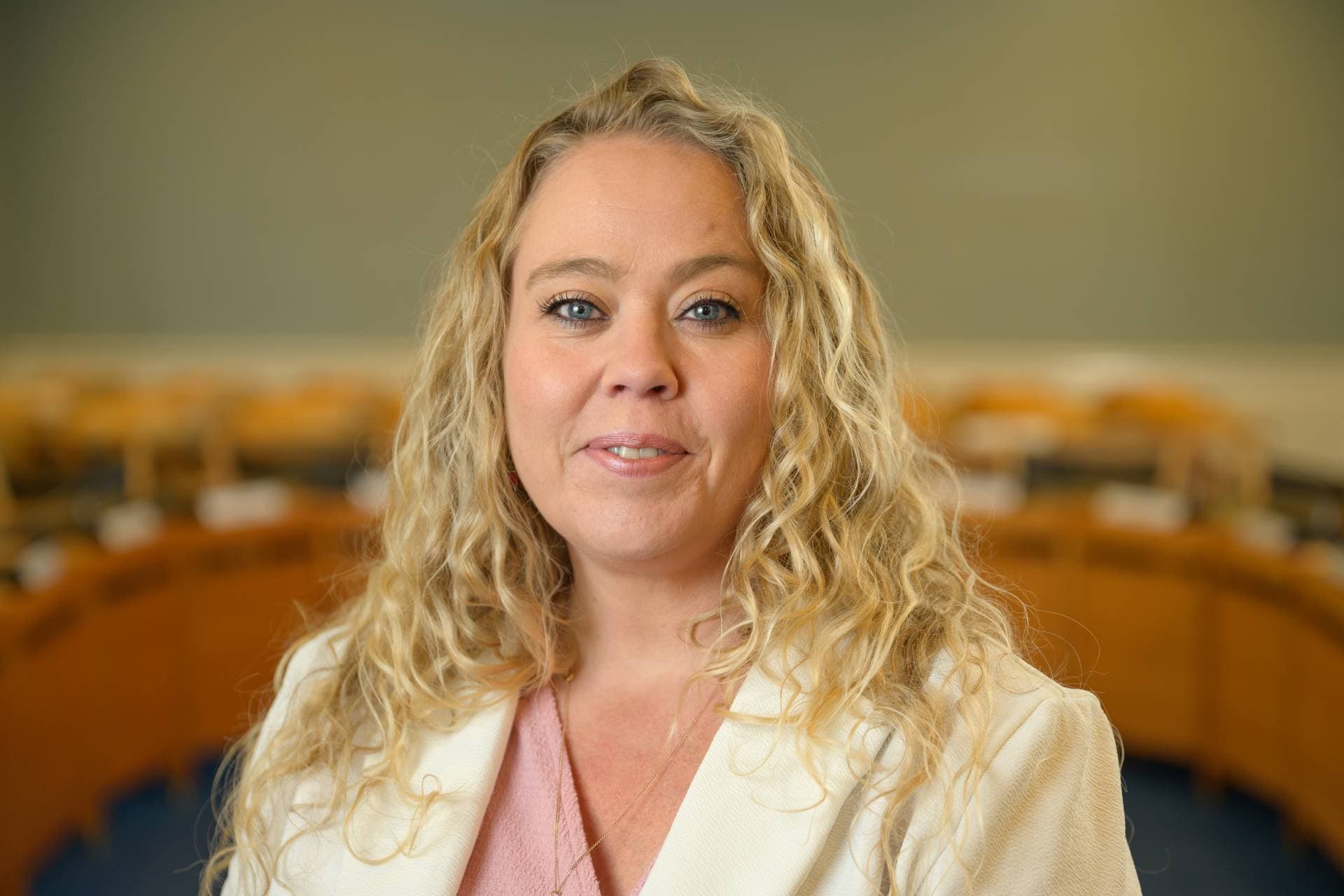 Randers nye borgmester Rosa Lykke Yde får brug for alle sine pædagogiske kompetencer, når hun skal redde trådene rydde ud i et byråd, som har lidt under personlige, gamle hanekampe, fnidder fnadder og manglende vilje til samarbejde


