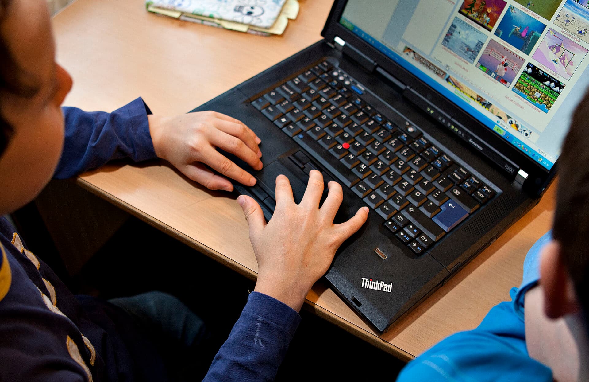 Algoritmer sorterer vores information, i takt med at AI og software i stigende grad overtager opgaver. Det er et fremskridt, for vi slipper for det trivielle og det besværlige, men midt i effektiviteten melder der sig et mere grundlæggende spørgsmål: Hvad sker der med mennesket, når vi ikke længere behøver at tænke selv, spørger Ida Dyhr.